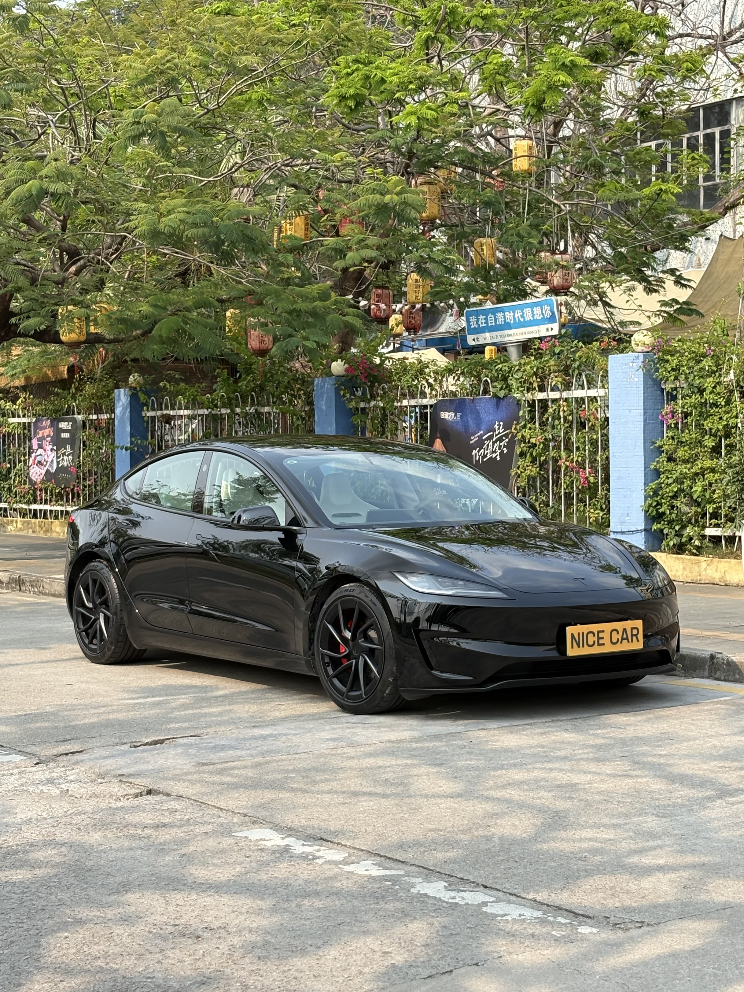 2024款Model 3Performance高性能版
上牌: 2024-10
里程: 2万公里
续航: CLTC623公里 （满电表显480公里）
配置：78.4kWh 三元锂电池
双电机460匹 零百3.1秒
选配：白色高级内饰 星空灰车漆
状态：一手加装黑色改色膜已备案 
原版原漆零出险准新车
2024  Tesla Model 3 Performance