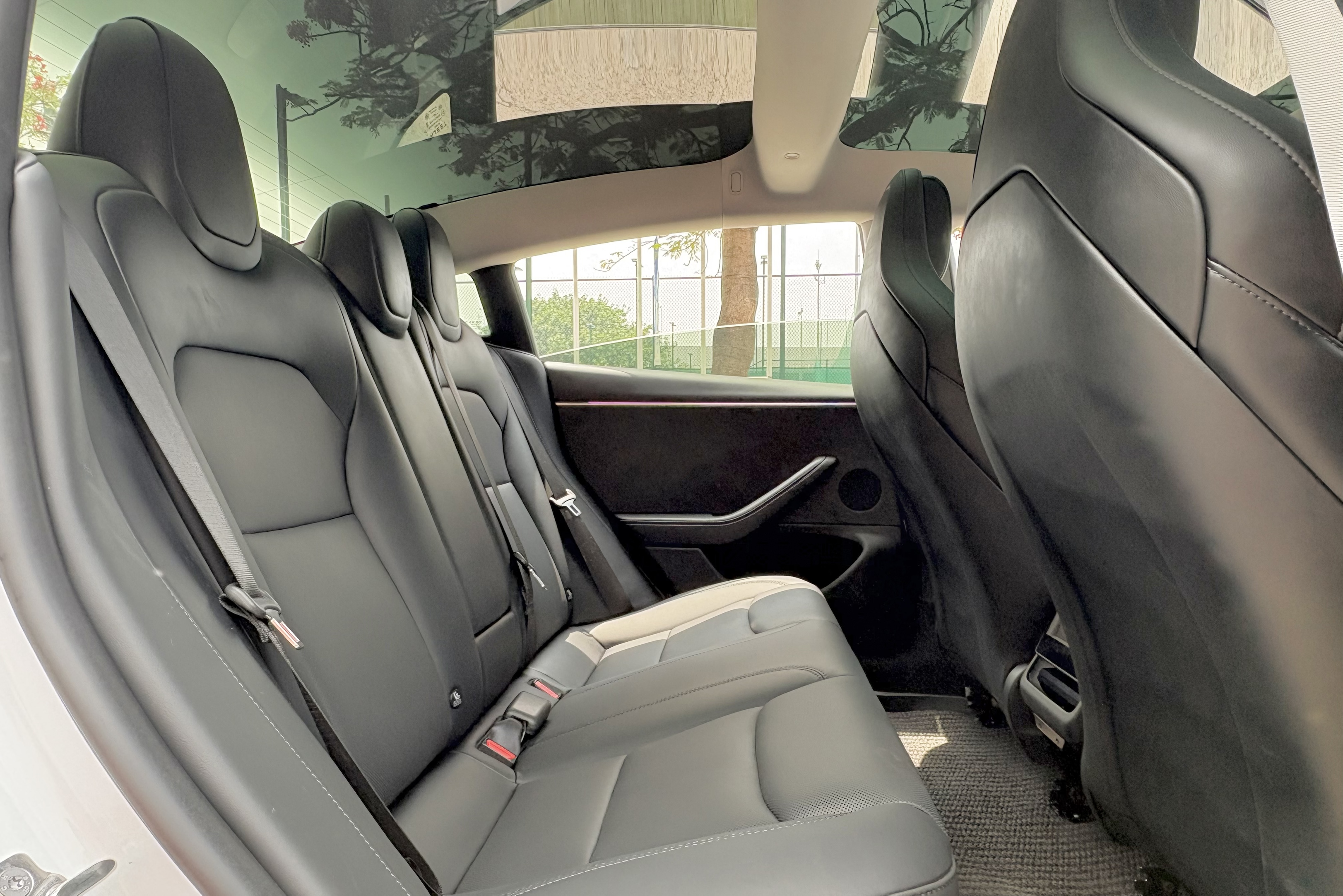 2024款Model 3Performance高性能版
上牌: 2024-07
里程: 2.2万公里
续航: CLTC623公里 (满电表显490公里)
配置:78.4kWh 三元锂电池
双电机460匹 零百3.1秒
选配:珍珠白车漆
状态:加装GT银改色膜 原版原漆零出险
2024 Tesla Model 3 Performance #特斯拉 #特斯拉model3p
#特斯拉 #特斯拉model3p