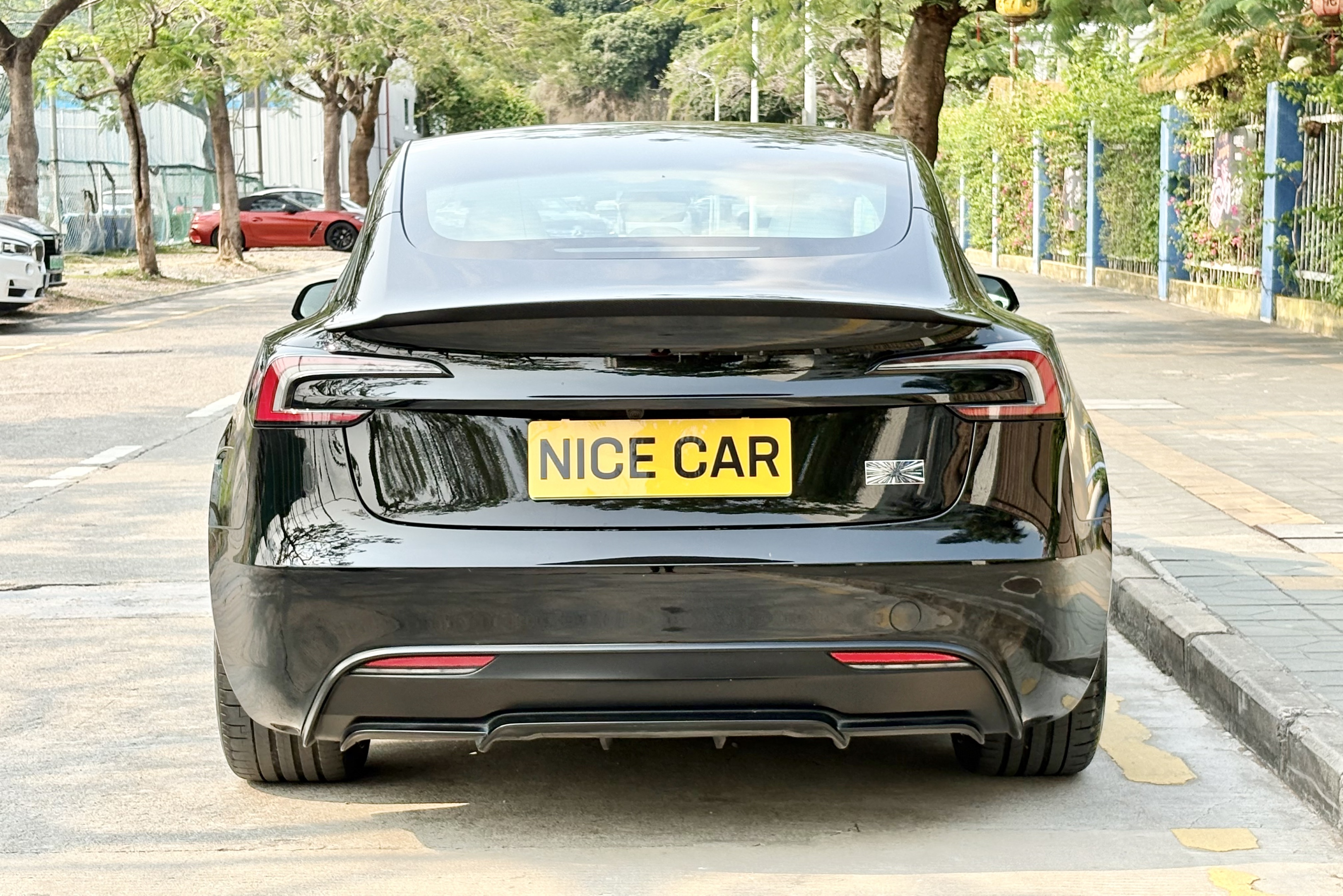 2024款Model 3Performance高性能版
上牌: 2024-10
里程: 2万公里
续航: CLTC623公里 （满电表显480公里）
配置：78.4kWh 三元锂电池
双电机460匹 零百3.1秒
选配：白色高级内饰 星空灰车漆
状态：一手加装黑色改色膜已备案 
原版原漆零出险准新车
2024  Tesla Model 3 Performance