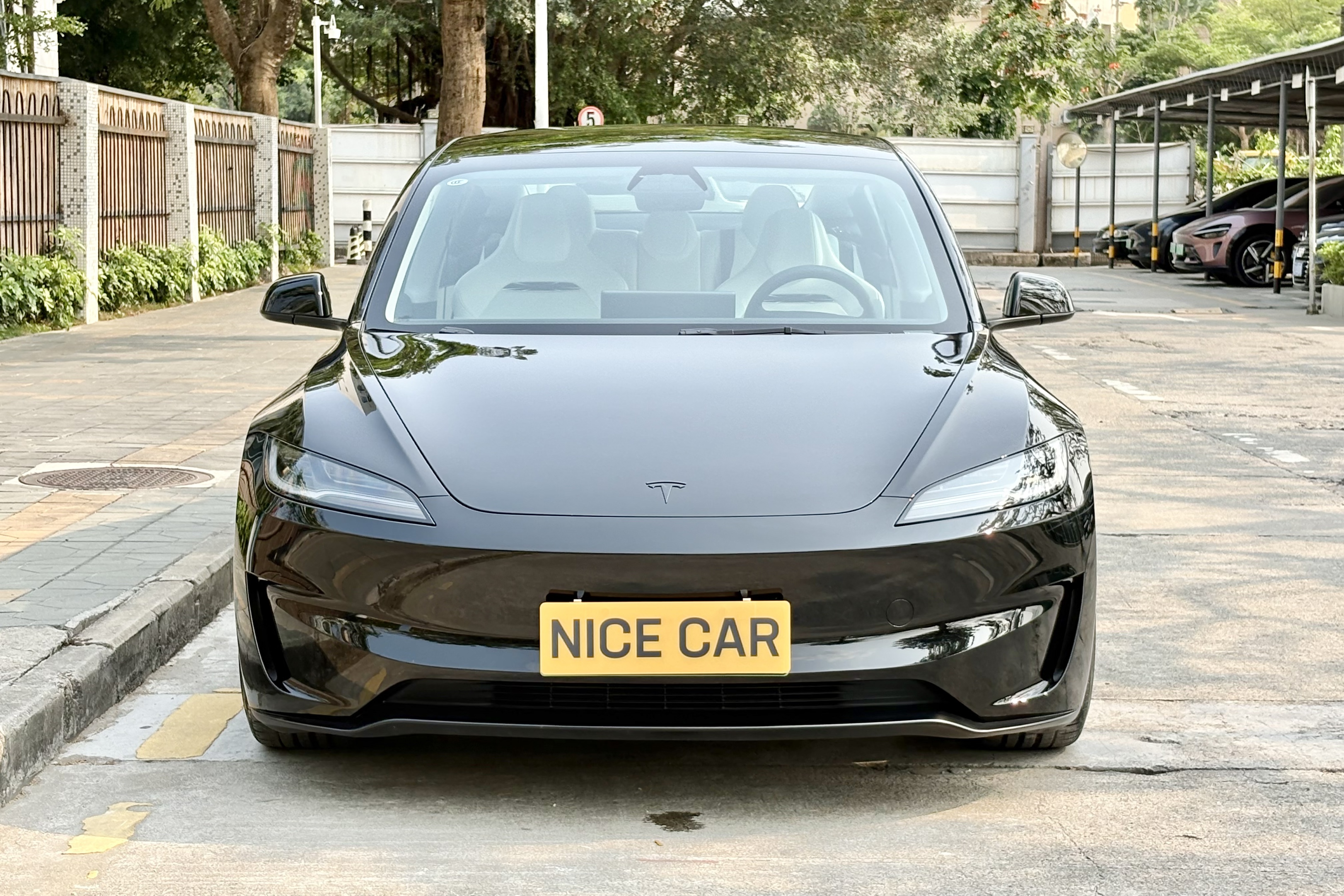 2024款Model 3Performance高性能版
上牌: 2024-10
里程: 2万公里
续航: CLTC623公里 （满电表显480公里）
配置：78.4kWh 三元锂电池
双电机460匹 零百3.1秒
选配：白色高级内饰 星空灰车漆
状态：一手加装黑色改色膜已备案 
原版原漆零出险准新车
2024  Tesla Model 3 Performance
