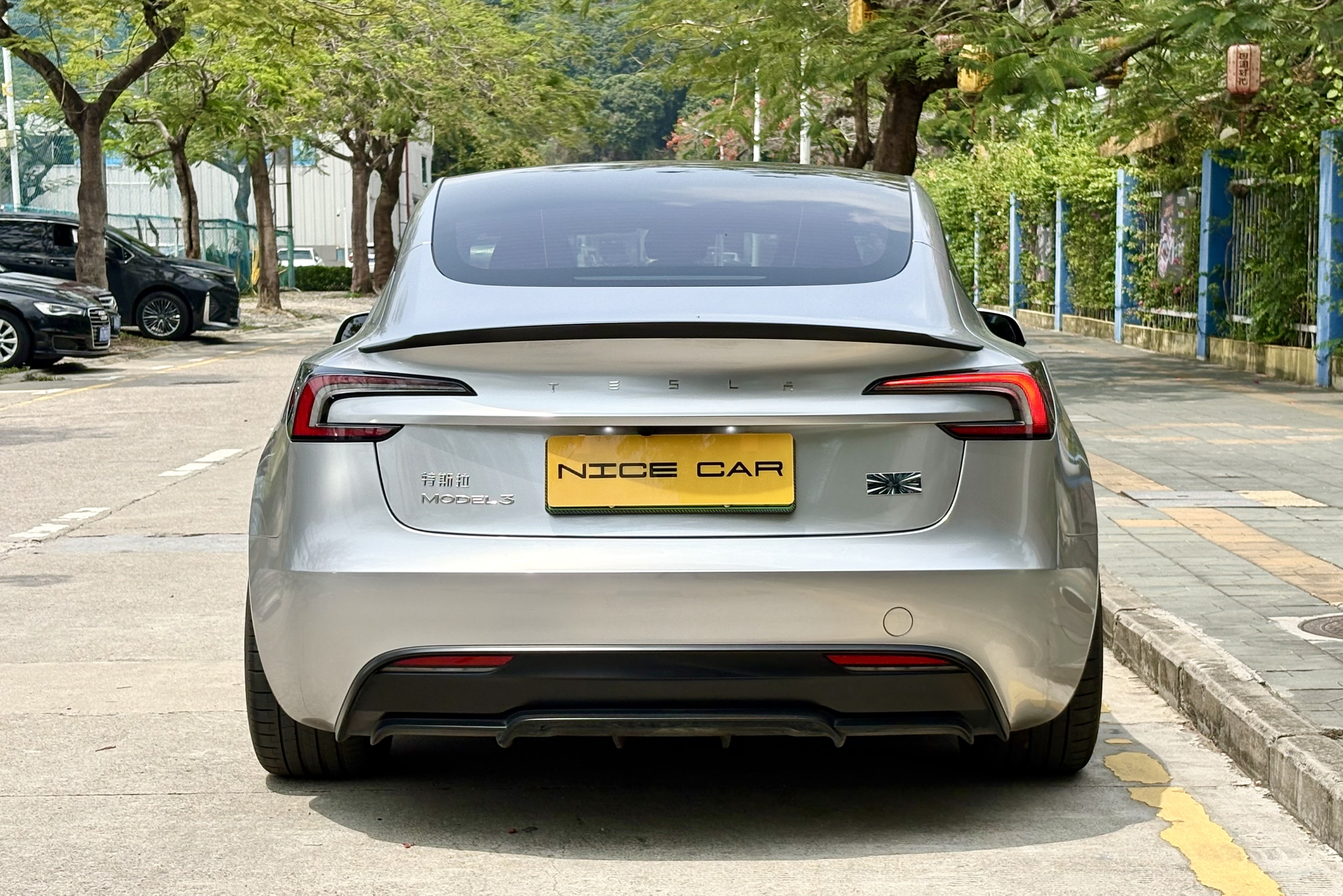 2024款Model 3Performance高性能版
上牌: 2024-07
里程: 2.2万公里
续航: CLTC623公里 (满电表显490公里)
配置:78.4kWh 三元锂电池
双电机460匹 零百3.1秒
选配:珍珠白车漆
状态:加装GT银改色膜 原版原漆零出险
2024 Tesla Model 3 Performance #特斯拉 #特斯拉model3p
#特斯拉 #特斯拉model3p