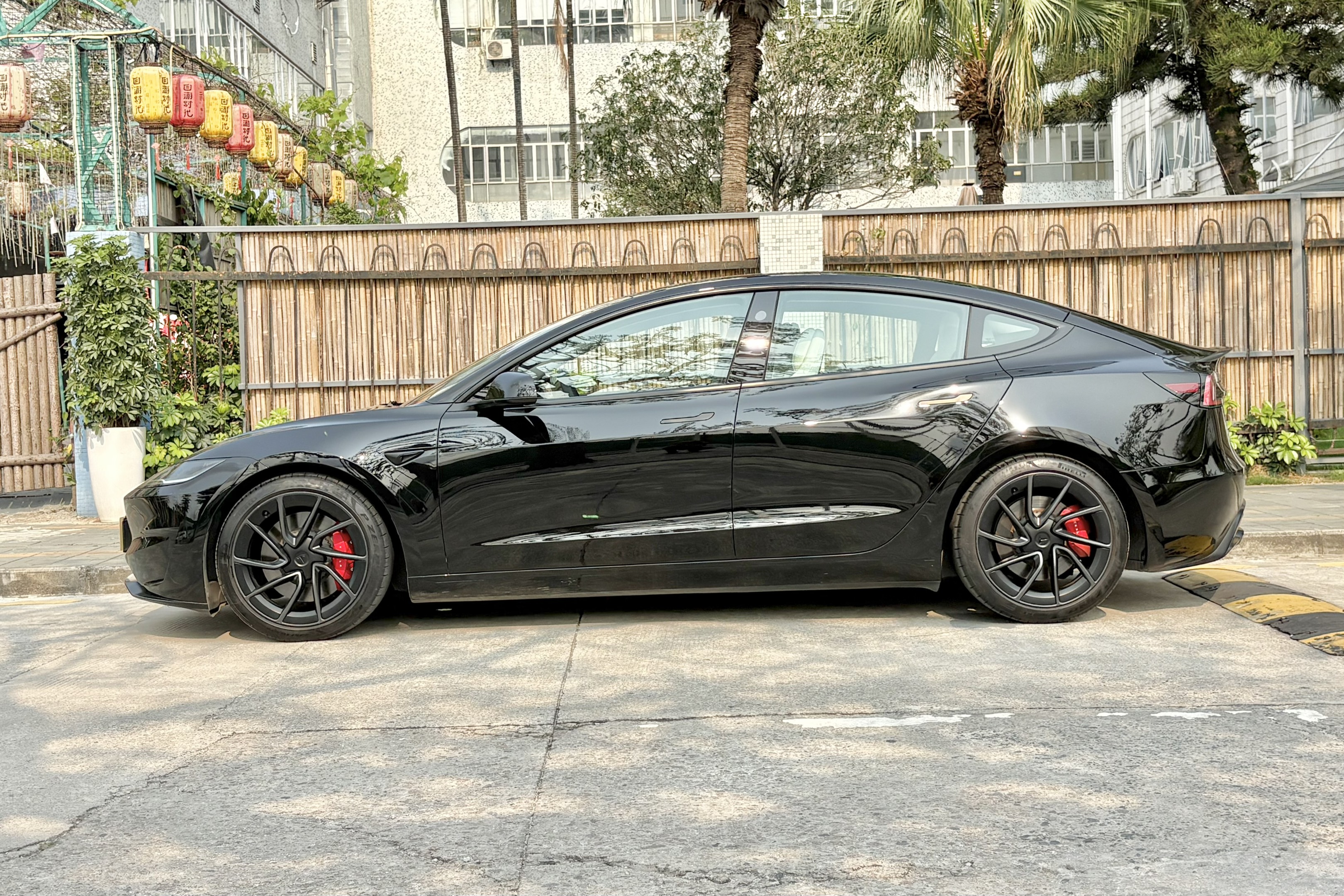 2024款Model 3Performance高性能版
上牌: 2024-10
里程: 2万公里
续航: CLTC623公里 （满电表显480公里）
配置：78.4kWh 三元锂电池
双电机460匹 零百3.1秒
选配：白色高级内饰 星空灰车漆
状态：一手加装黑色改色膜已备案 
原版原漆零出险准新车
2024  Tesla Model 3 Performance