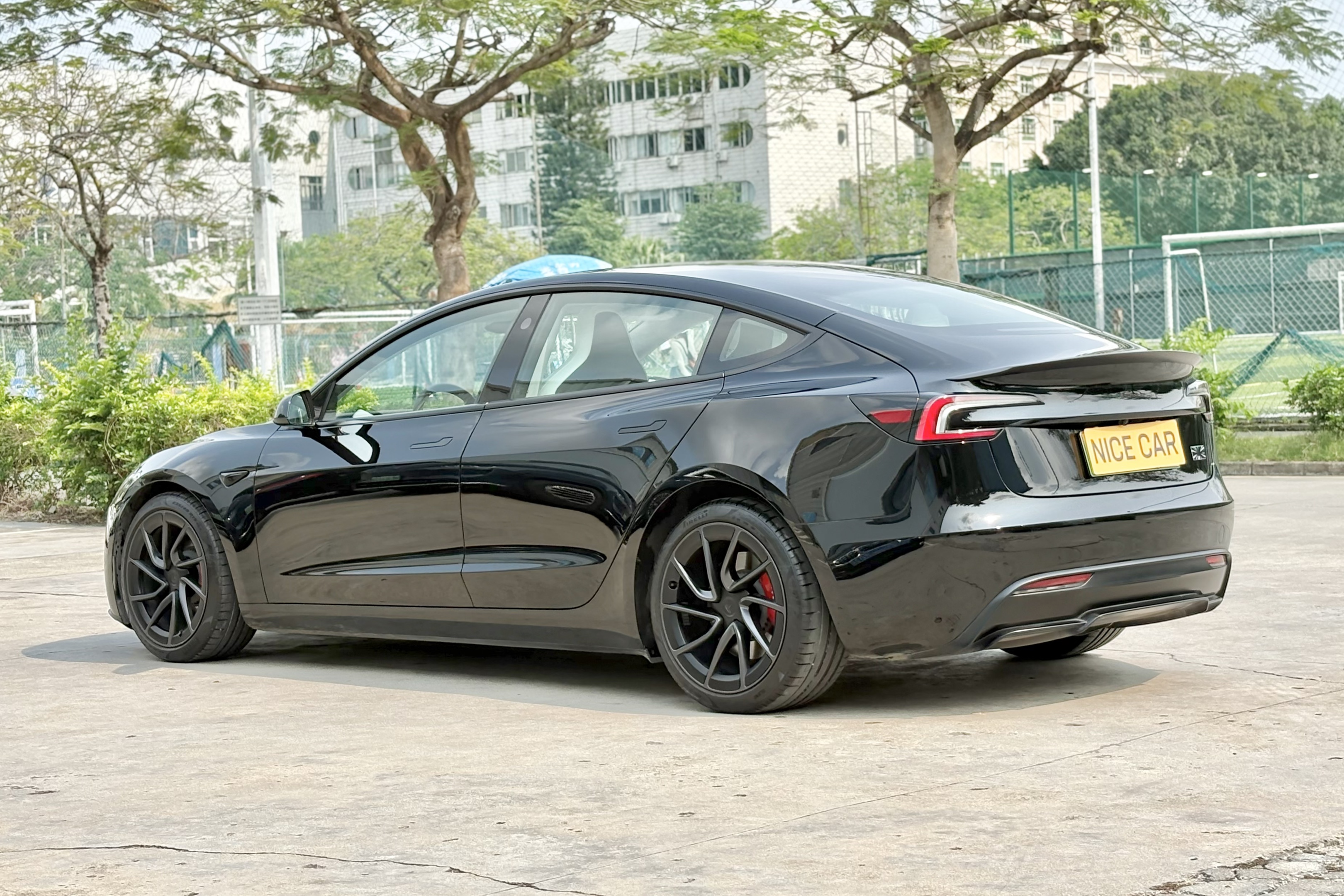 2024款Model 3Performance高性能版
上牌: 2024-10
里程: 2万公里
续航: CLTC623公里 （满电表显480公里）
配置：78.4kWh 三元锂电池
双电机460匹 零百3.1秒
选配：白色高级内饰 星空灰车漆
状态：一手加装黑色改色膜已备案 
原版原漆零出险准新车
2024  Tesla Model 3 Performance