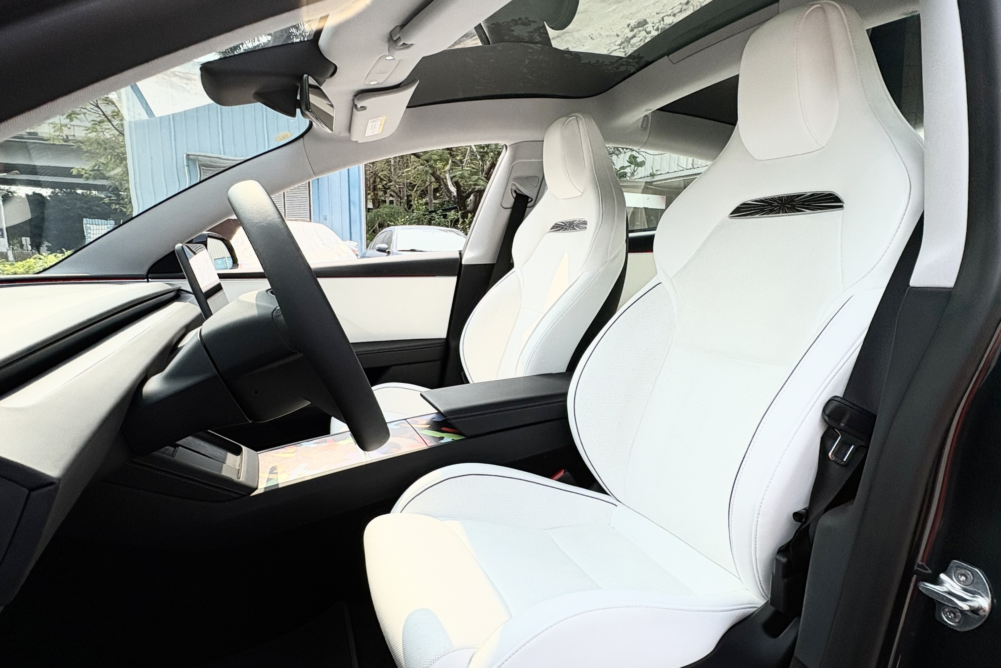 2024款Model 3Performance高性能版
上牌: 2024-10
里程: 2万公里
续航: CLTC623公里 （满电表显480公里）
配置：78.4kWh 三元锂电池
双电机460匹 零百3.1秒
选配：白色高级内饰 星空灰车漆
状态：一手加装黑色改色膜已备案 
原版原漆零出险准新车
2024  Tesla Model 3 Performance