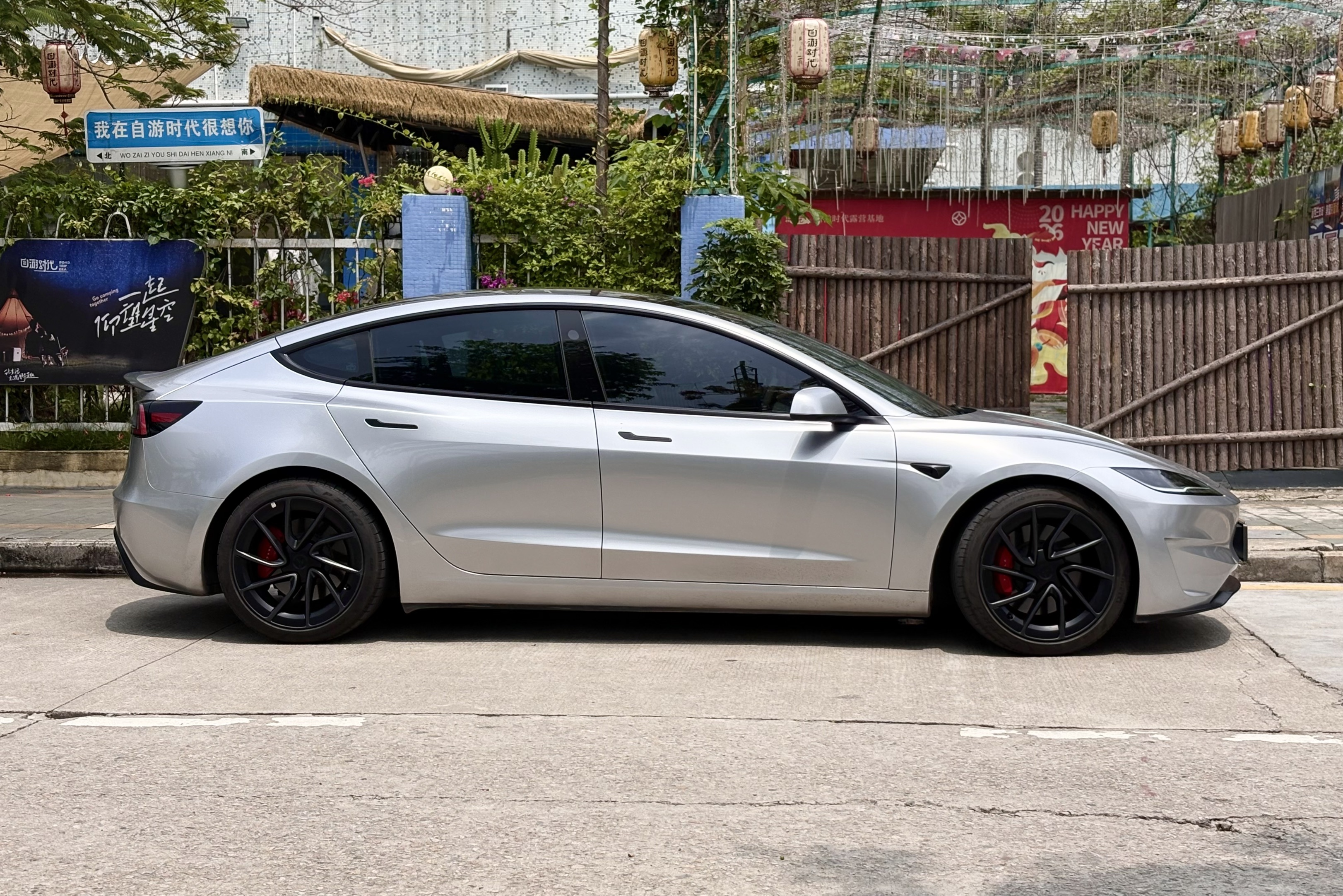 2024款Model 3Performance高性能版
上牌: 2024-07
里程: 2.2万公里
续航: CLTC623公里 (满电表显490公里)
配置:78.4kWh 三元锂电池
双电机460匹 零百3.1秒
选配:珍珠白车漆
状态:加装GT银改色膜 原版原漆零出险
2024 Tesla Model 3 Performance #特斯拉 #特斯拉model3p
#特斯拉 #特斯拉model3p