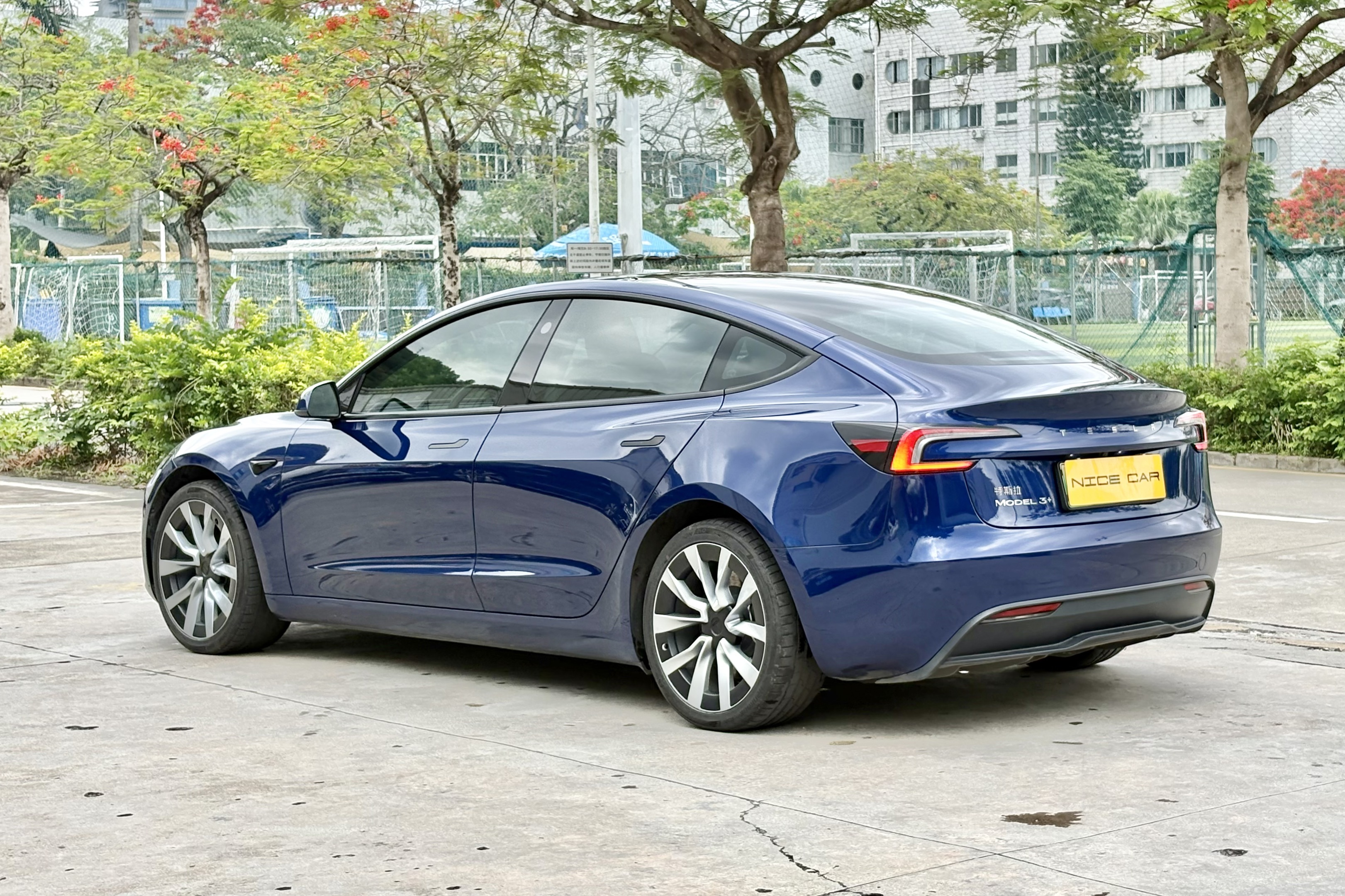 2024年 MODEL 3 长续航全驱版
上牌: 2024-05
里程: 3.3万公里
续航: CLTC713公里 （满电表显480公里）
配置：78.4kWh 三元锂电池 
双电机450匹  零百4.4秒
选配：深海蓝车漆  19寸轮毂
状态：一手原版原漆精品车况
  Tesla Model 3 LongRange Dual Motor #二手特斯拉 

#二手特斯拉