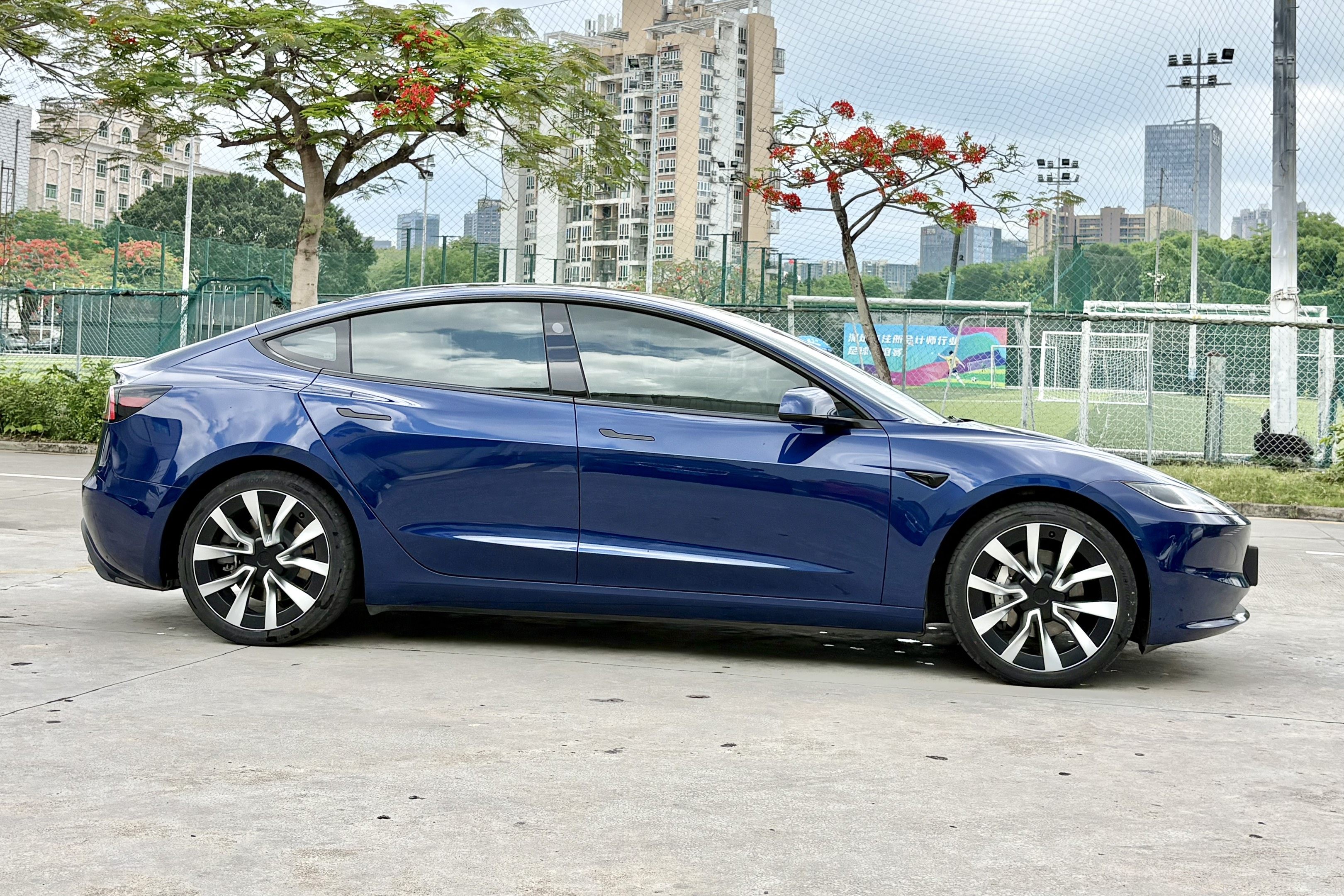 2024年 MODEL 3 长续航全驱版
上牌: 2024-05
里程: 3.3万公里
续航: CLTC713公里 （满电表显480公里）
配置：78.4kWh 三元锂电池 
双电机450匹  零百4.4秒
选配：深海蓝车漆  19寸轮毂
状态：一手原版原漆精品车况
  Tesla Model 3 LongRange Dual Motor #二手特斯拉 

#二手特斯拉