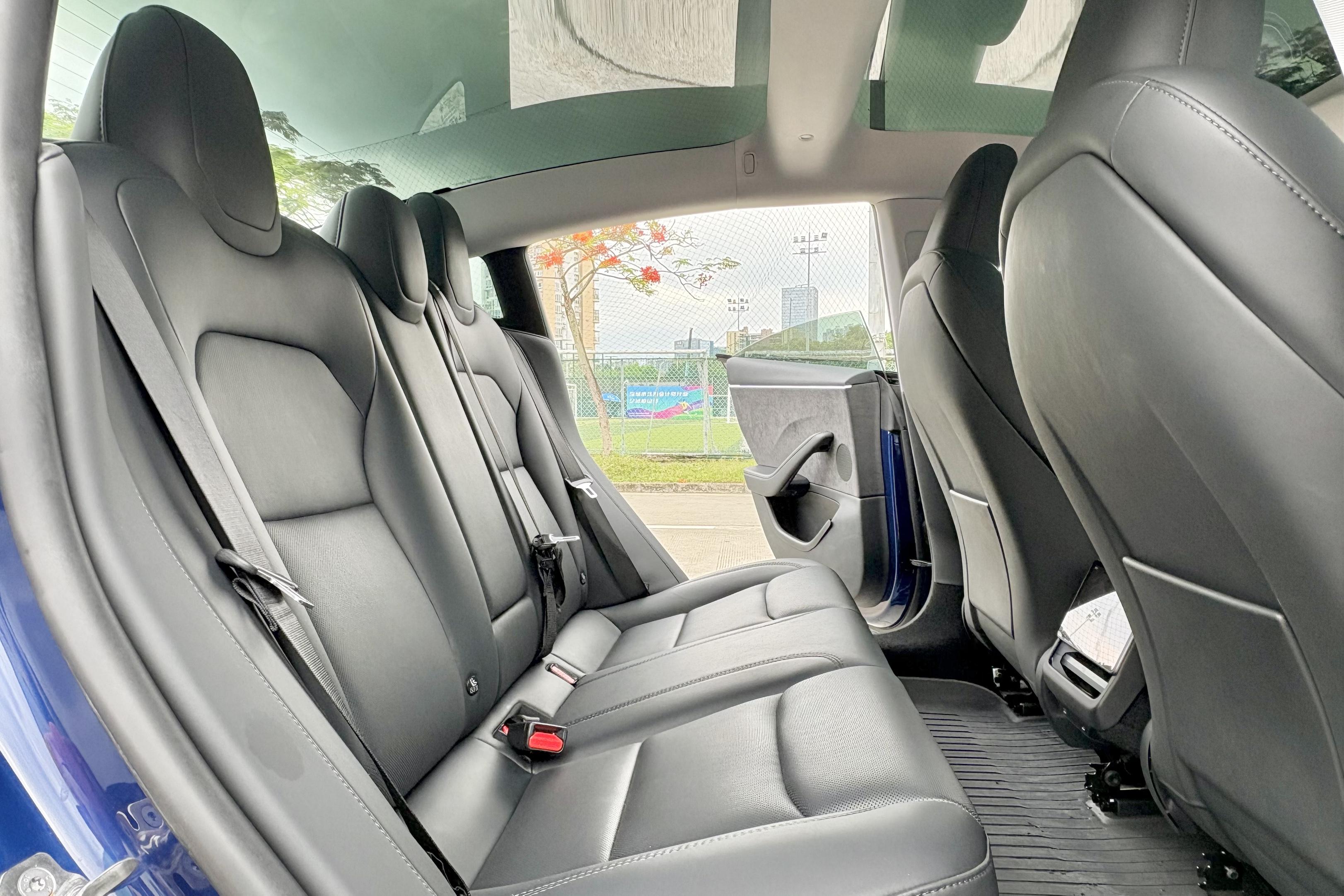 2024年 MODEL 3 长续航全驱版
上牌: 2024-05
里程: 3.3万公里
续航: CLTC713公里 （满电表显480公里）
配置：78.4kWh 三元锂电池 
双电机450匹  零百4.4秒
选配：深海蓝车漆  19寸轮毂
状态：一手原版原漆精品车况
  Tesla Model 3 LongRange Dual Motor #二手特斯拉 

#二手特斯拉