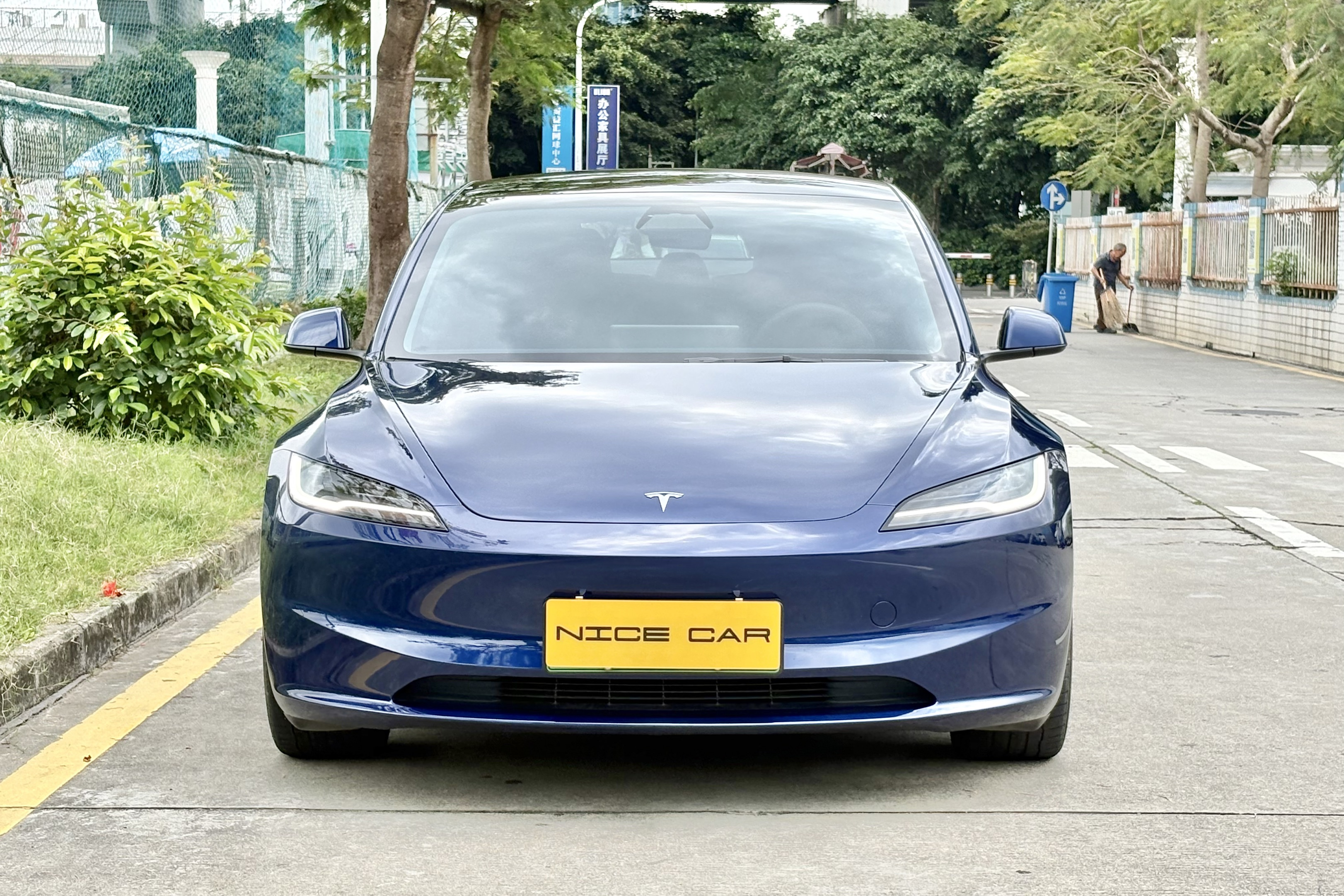 2024年 MODEL 3 长续航全驱版
上牌: 2024-05
里程: 3.3万公里
续航: CLTC713公里 （满电表显480公里）
配置：78.4kWh 三元锂电池 
双电机450匹  零百4.4秒
选配：深海蓝车漆  19寸轮毂
状态：一手原版原漆精品车况
  Tesla Model 3 LongRange Dual Motor #二手特斯拉 

#二手特斯拉