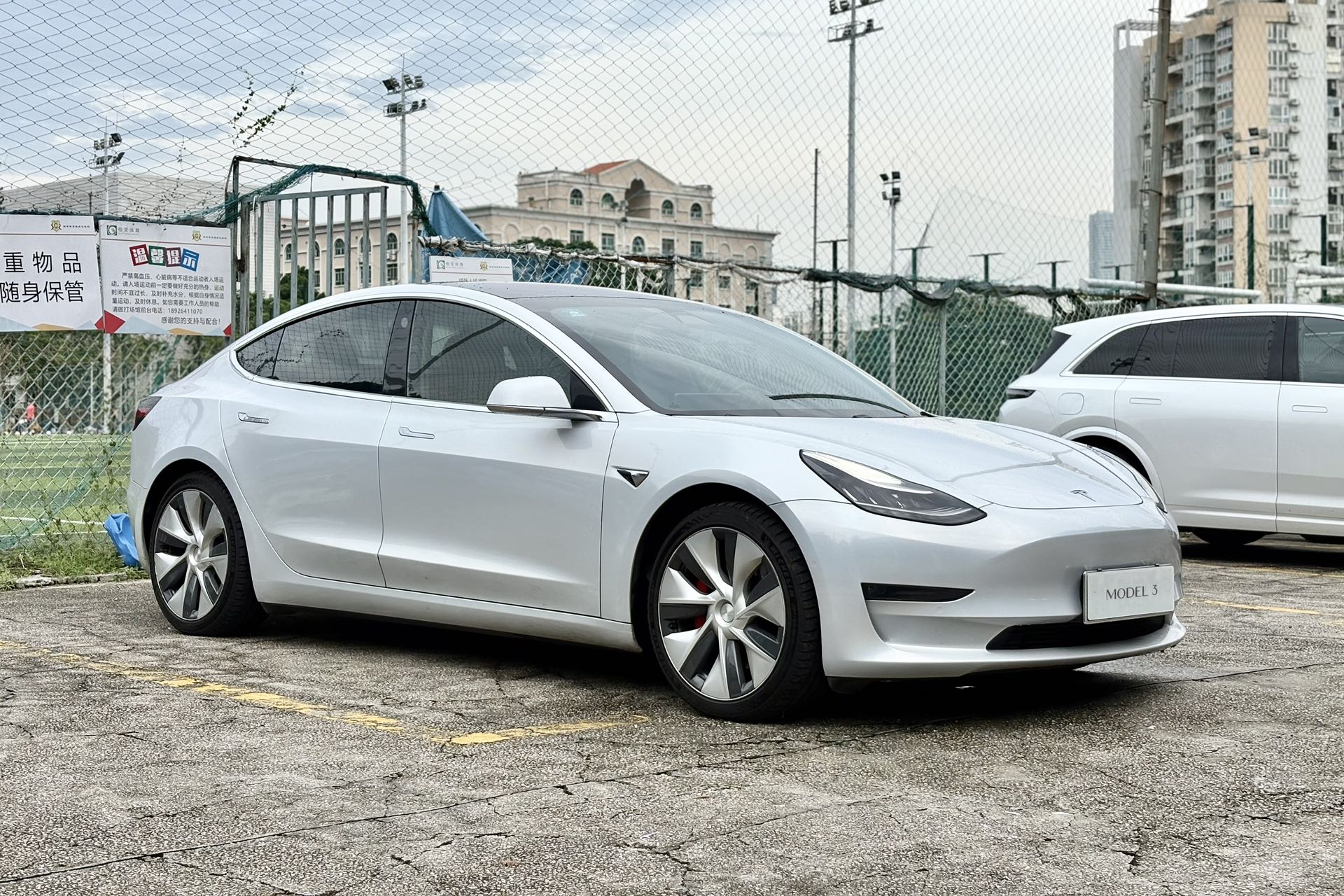 19款model3P版，国内第一代进口3P，十万公里里程依然可以轻松实现续航430
