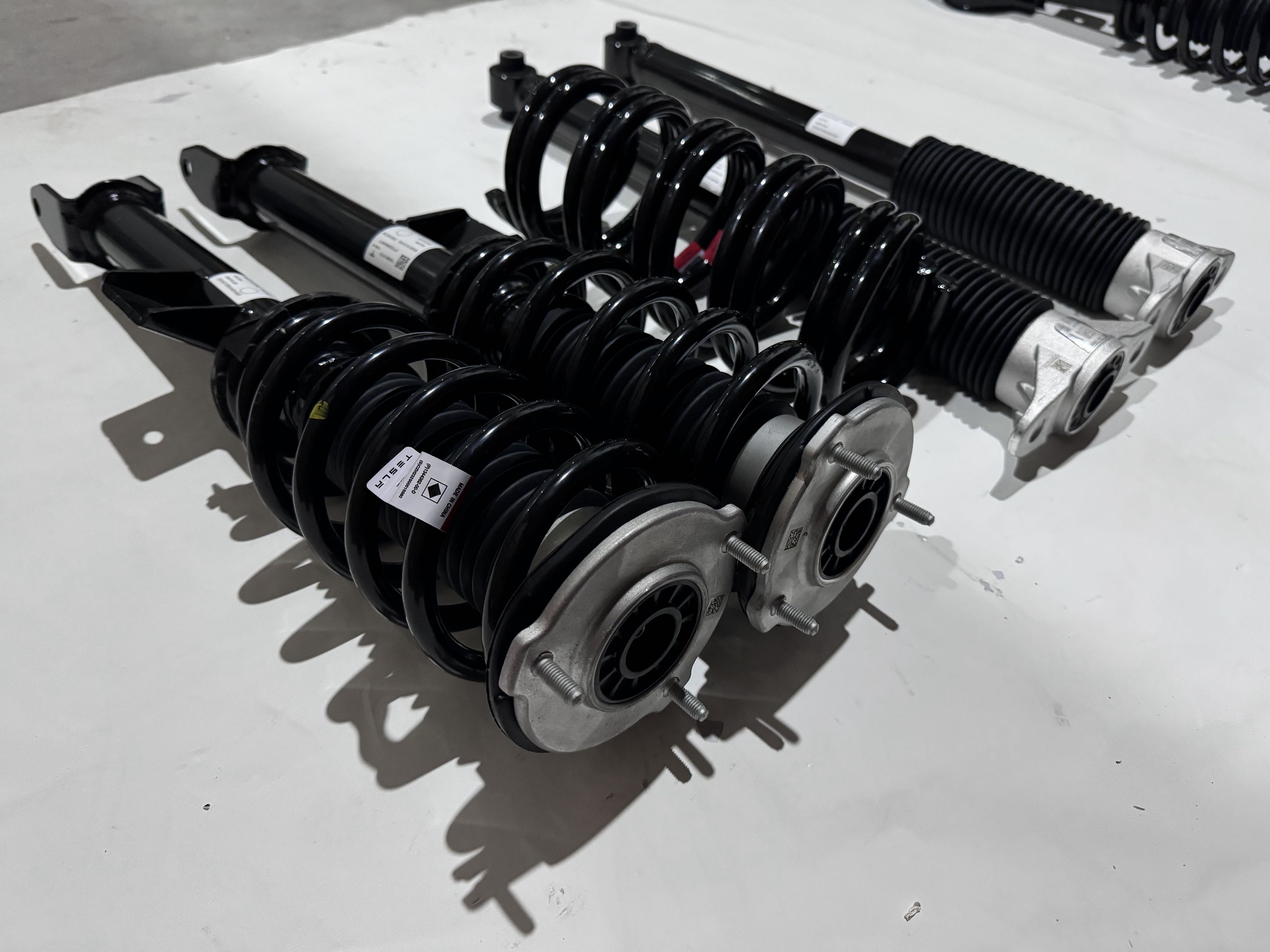 特斯拉焕新3原厂减震#tesla #装修Model3用车指南 
舒适性的提升
操控性的保留
性价比的选择