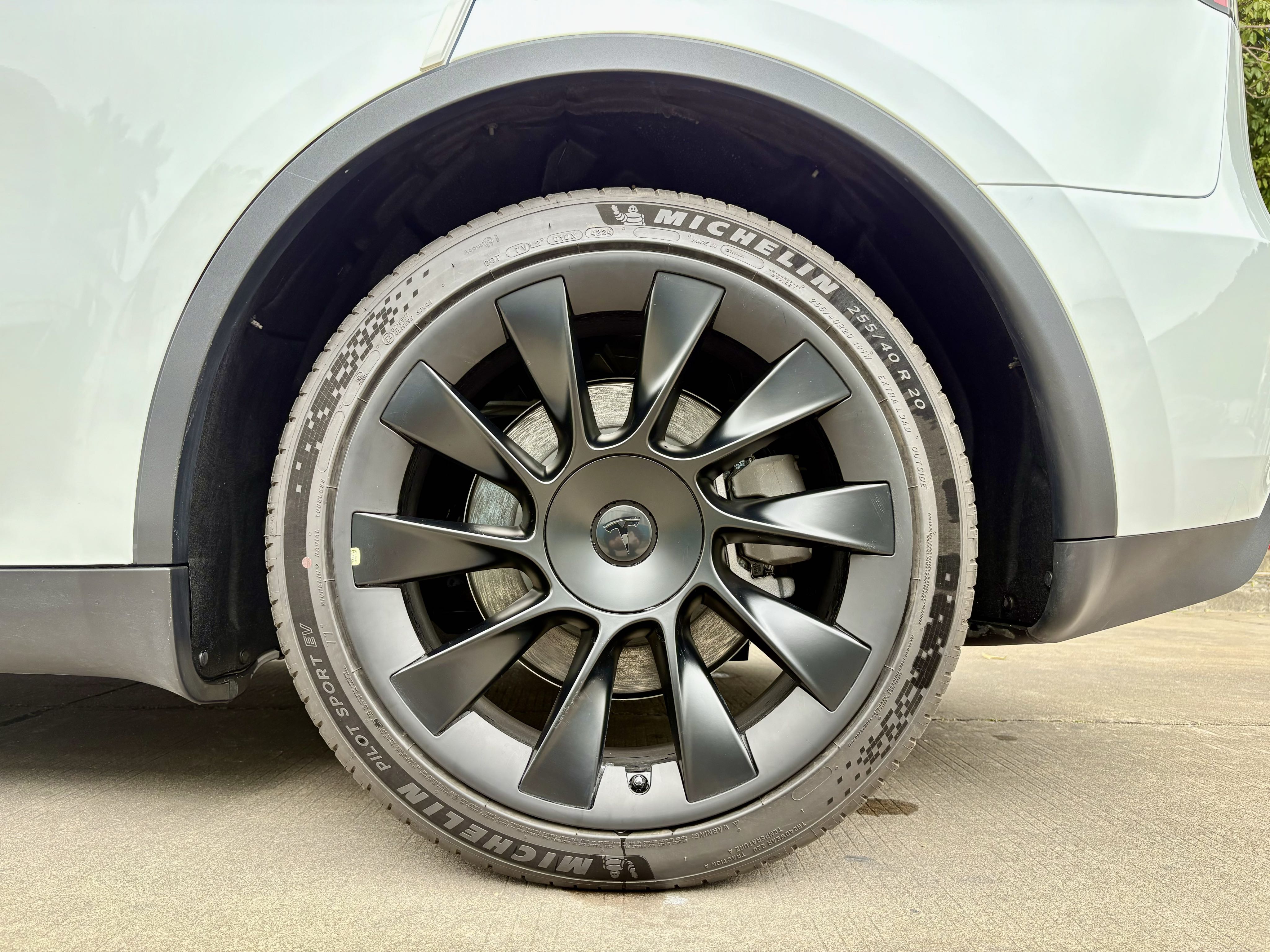 2024款 MODEL Y 长续航全驱版
​出厂: 2024-11
上牌: 2024-12
里程: 1400公里
续航: 688KM
配置：78.4kWh三元锂电池
选配：珍珠白外漆 黑白内饰 20寸轮毂
加装：四门前机盖电吸  氛围灯
状态：一手原版原漆准新车况
2024 Tesla Model Y LongRange