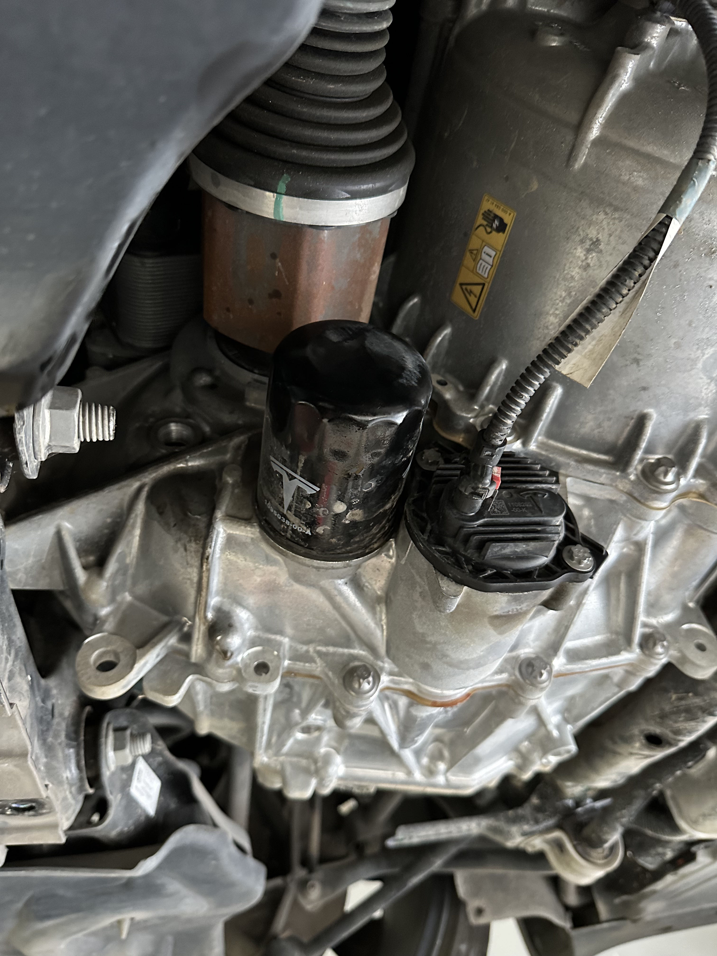 特斯拉modelY 45000公里大保养，更换电机齿轮油（采埃孚EVH），电机油格可换可不换，看个人追求。放出来的油很黑还有铁屑。虽然官方手册上写的不用换，但出了质保之后就不好说了。（讲个笑话，宝马变速箱保养写的免维护实际上10万公里直接换变速箱总成）#每天一个用车知识