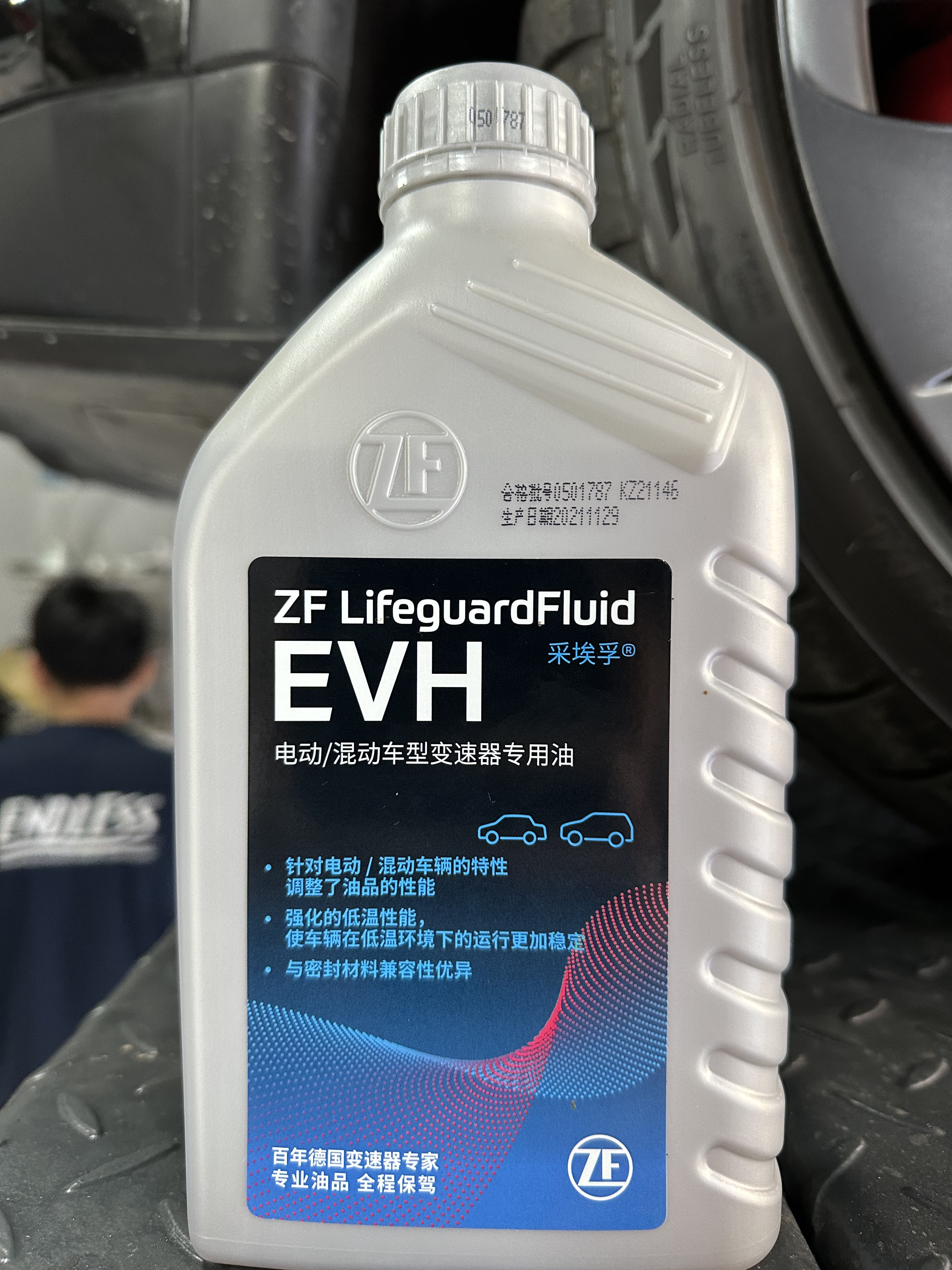 特斯拉modelY 45000公里大保养，更换电机齿轮油（采埃孚EVH），电机油格可换可不换，看个人追求。放出来的油很黑还有铁屑。虽然官方手册上写的不用换，但出了质保之后就不好说了。（讲个笑话，宝马变速箱保养写的免维护实际上10万公里直接换变速箱总成）#每天一个用车知识