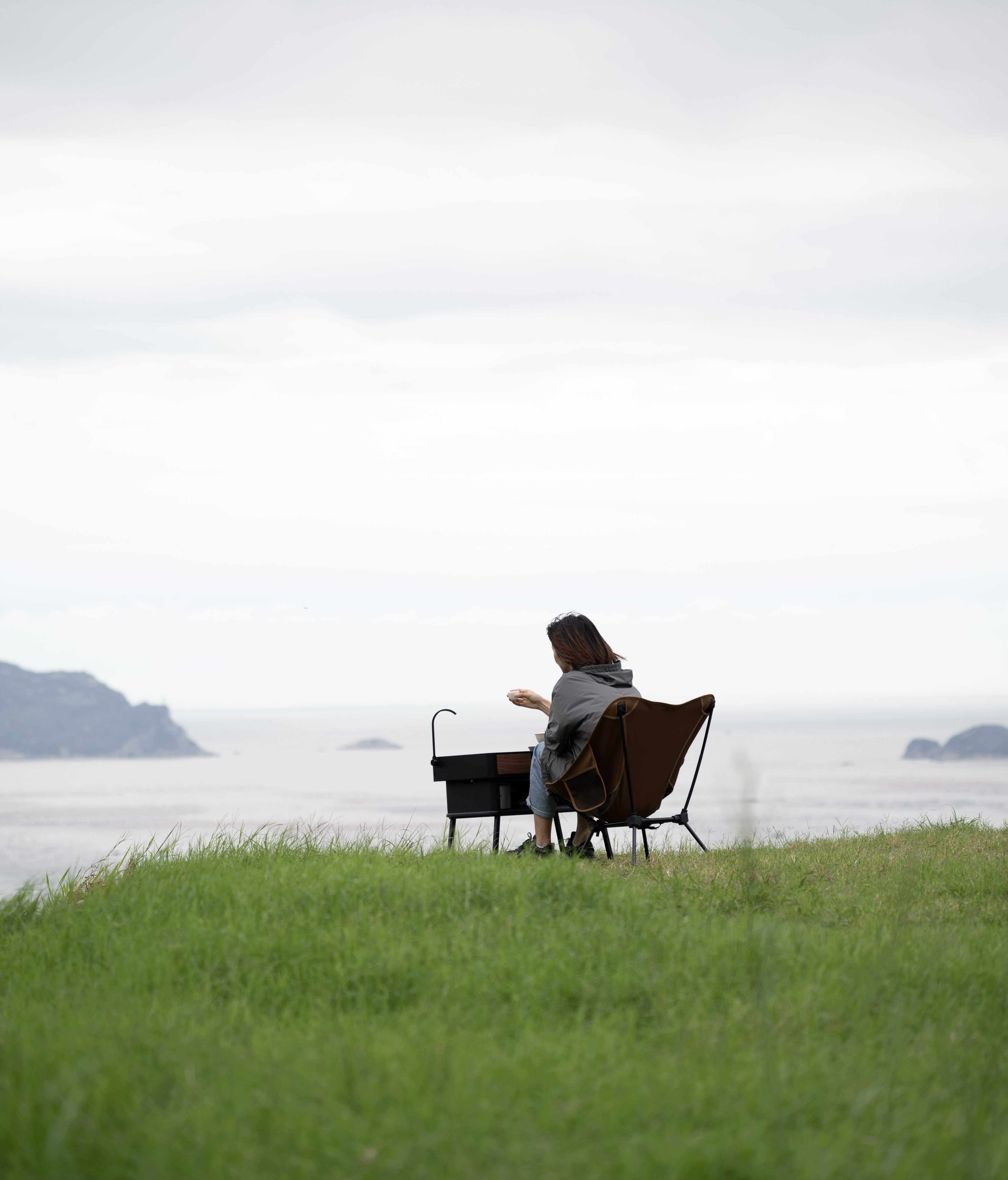看着这眼前层层叠叠的绿 心灵都得到了慰藉
烧一壶热水 捧着小茶杯
这一刻，生活的琐碎被海风轻轻拂去，只剩下眼前的诗意与旷达。
原来，治愈自己如此简单，不过是在海边，读一本书，品一杯茶，拥抱自然
#特斯拉车主日记