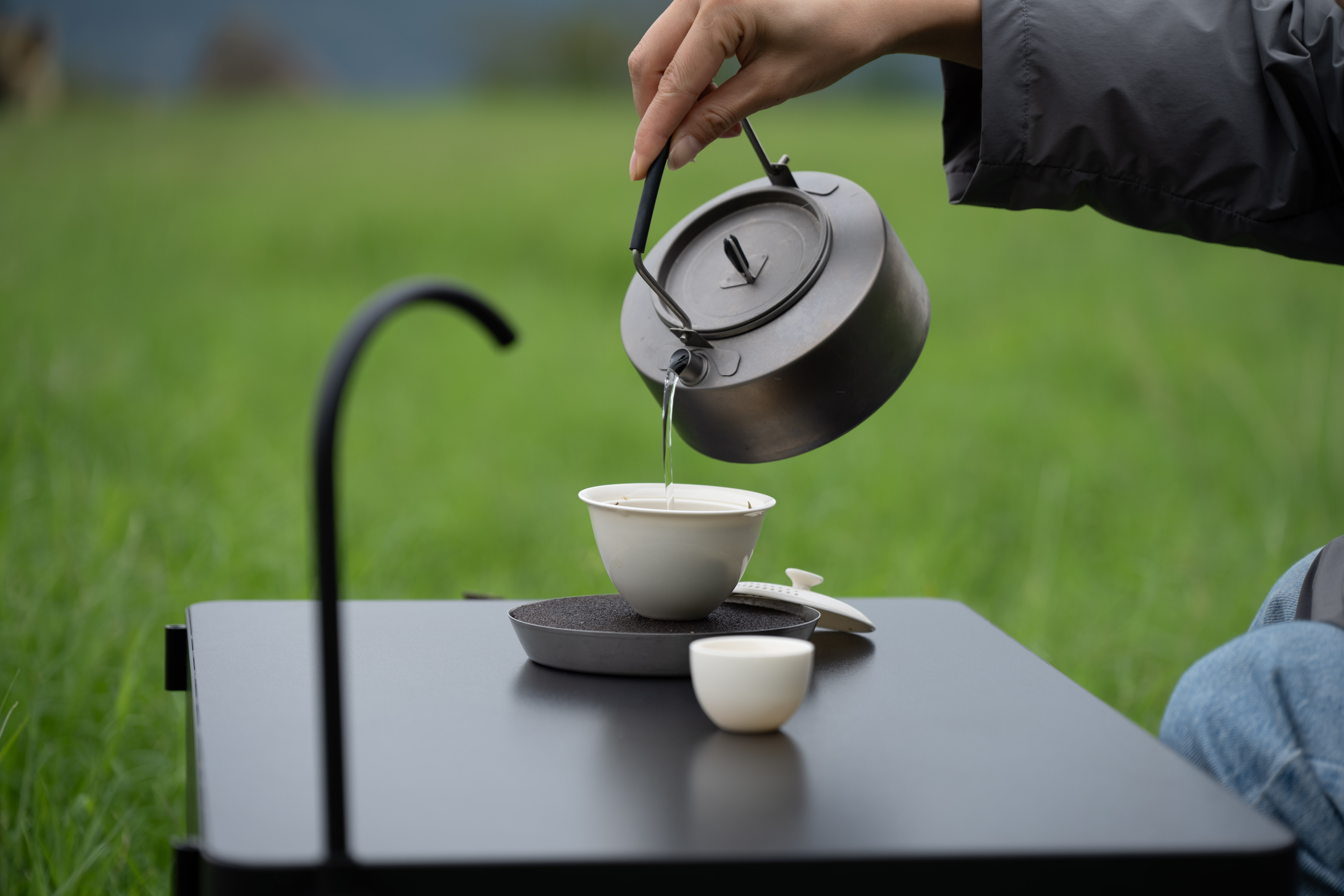 看着这眼前层层叠叠的绿 心灵都得到了慰藉
烧一壶热水 捧着小茶杯
这一刻，生活的琐碎被海风轻轻拂去，只剩下眼前的诗意与旷达。
原来，治愈自己如此简单，不过是在海边，读一本书，品一杯茶，拥抱自然
#特斯拉车主日记