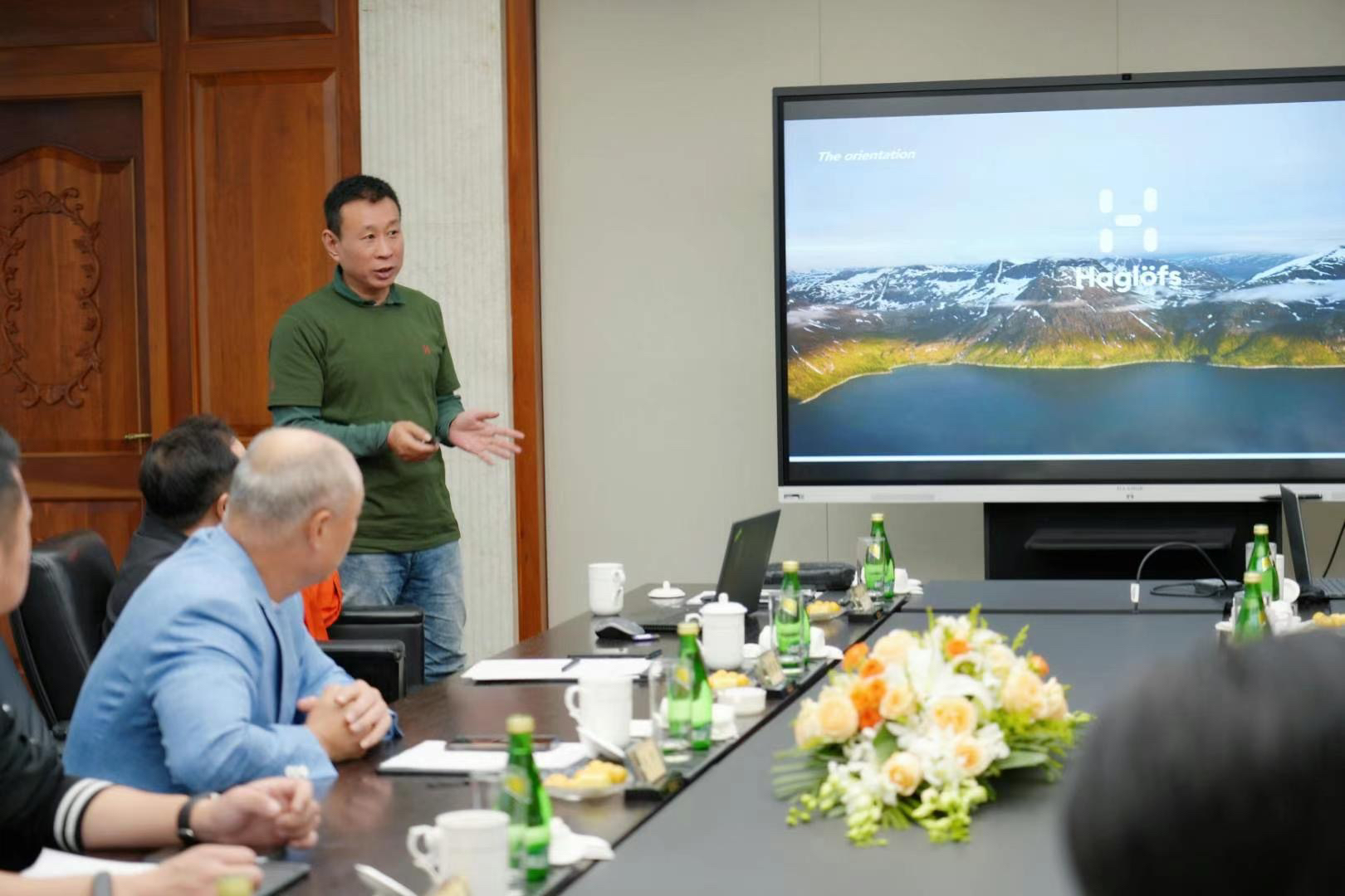 李宁品牌创始人、集团董事长、非凡领越集团董事长李宁先生带队访问杉杉商业集团董事长郑学明先生及管理团队。携旗下李宁、Clarks、Bossini.X、Haglofs 多品牌共商发展，开启2025战略合作新篇章。