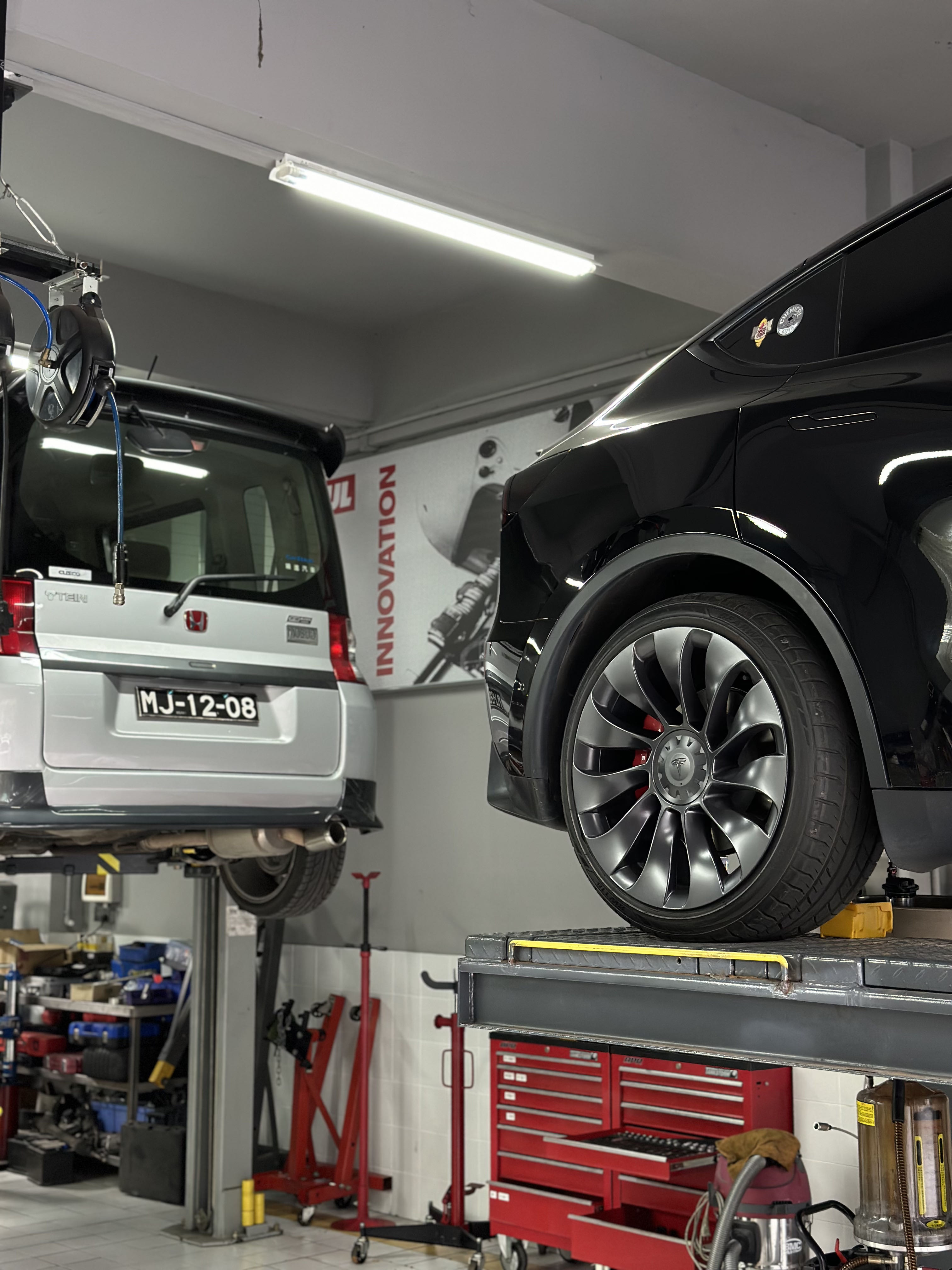 特斯拉modelY 45000公里大保养，更换电机齿轮油（采埃孚EVH），电机油格可换可不换，看个人追求。放出来的油很黑还有铁屑。虽然官方手册上写的不用换，但出了质保之后就不好说了。（讲个笑话，宝马变速箱保养写的免维护实际上10万公里直接换变速箱总成）#每天一个用车知识