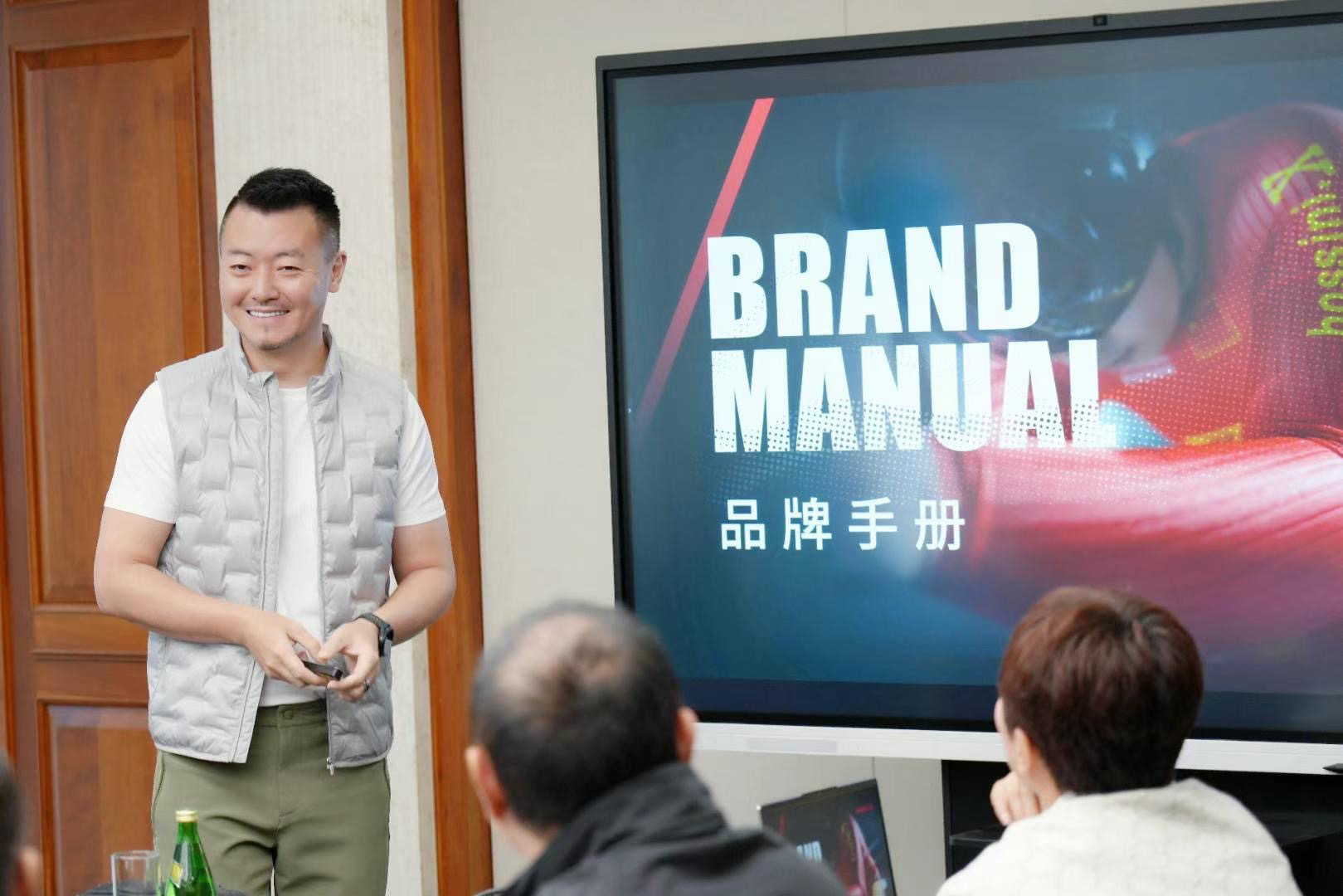 李宁品牌创始人、集团董事长、非凡领越集团董事长李宁先生带队访问杉杉商业集团董事长郑学明先生及管理团队。携旗下李宁、Clarks、Bossini.X、Haglofs 多品牌共商发展，开启2025战略合作新篇章。