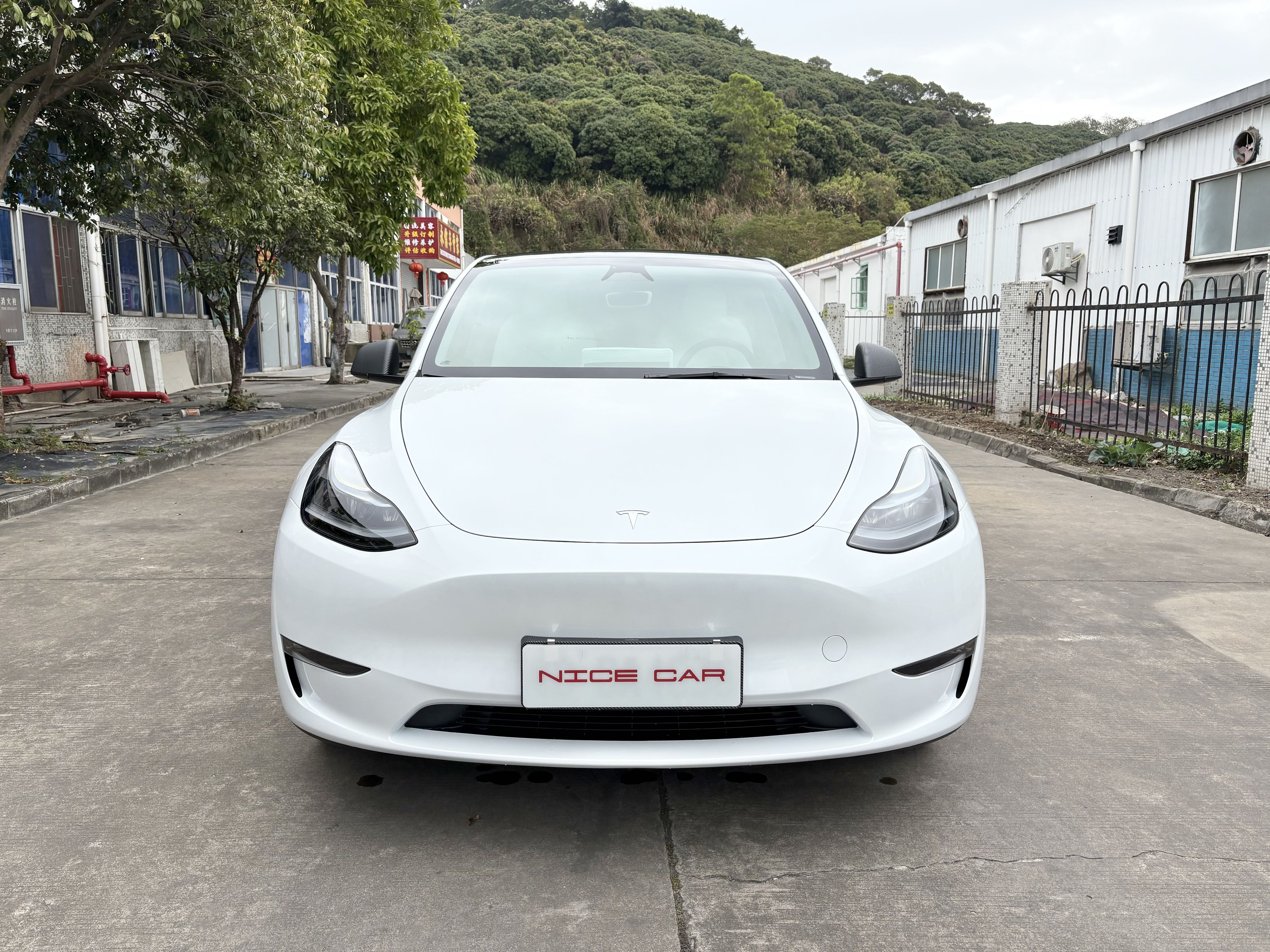 2024款 MODEL Y 长续航全驱版
​出厂: 2024-11
上牌: 2024-12
里程: 1400公里
续航: 688KM
配置：78.4kWh三元锂电池
选配：珍珠白外漆 黑白内饰 20寸轮毂
加装：四门前机盖电吸  氛围灯
状态：一手原版原漆准新车况
2024 Tesla Model Y LongRange