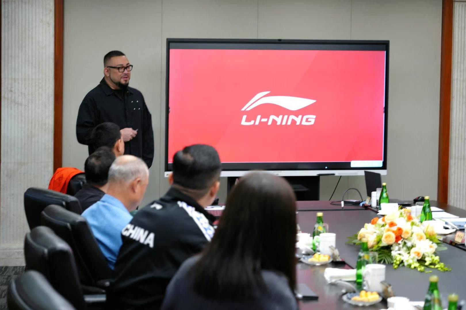 李宁品牌创始人、集团董事长、非凡领越集团董事长李宁先生带队访问杉杉商业集团董事长郑学明先生及管理团队。携旗下李宁、Clarks、Bossini.X、Haglofs 多品牌共商发展，开启2025战略合作新篇章。