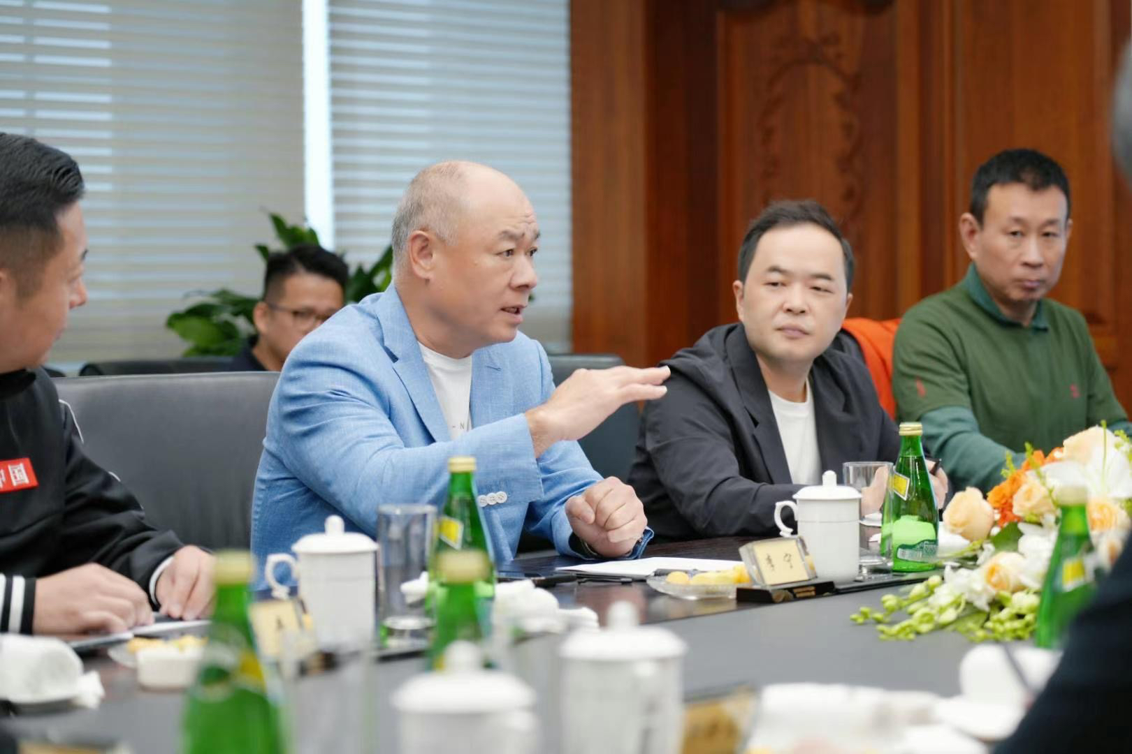 李宁品牌创始人、集团董事长、非凡领越集团董事长李宁先生带队访问杉杉商业集团董事长郑学明先生及管理团队。携旗下李宁、Clarks、Bossini.X、Haglofs 多品牌共商发展，开启2025战略合作新篇章。