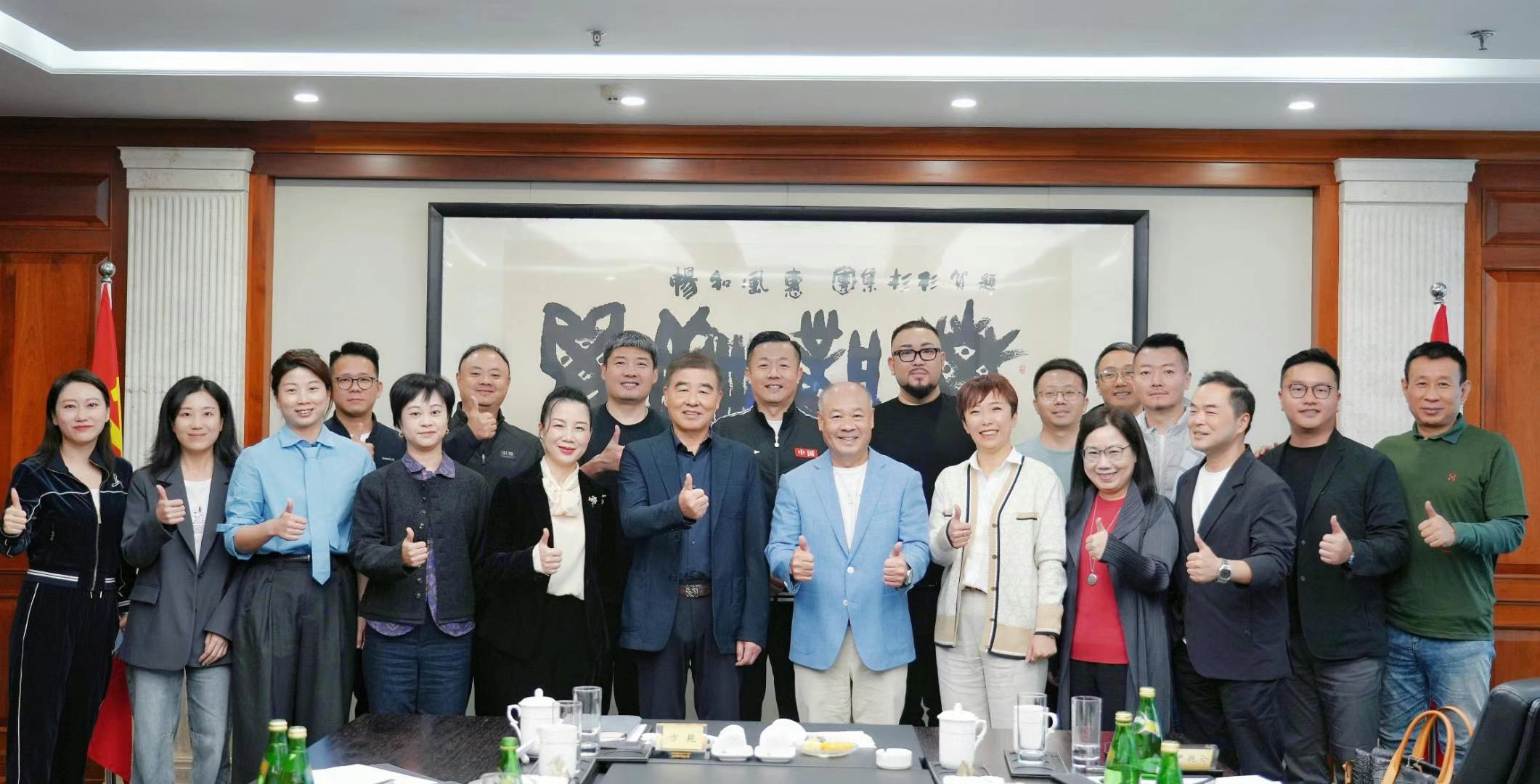 李宁品牌创始人、集团董事长、非凡领越集团董事长李宁先生带队访问杉杉商业集团董事长郑学明先生及管理团队。携旗下李宁、Clarks、Bossini.X、Haglofs 多品牌共商发展，开启2025战略合作新篇章。