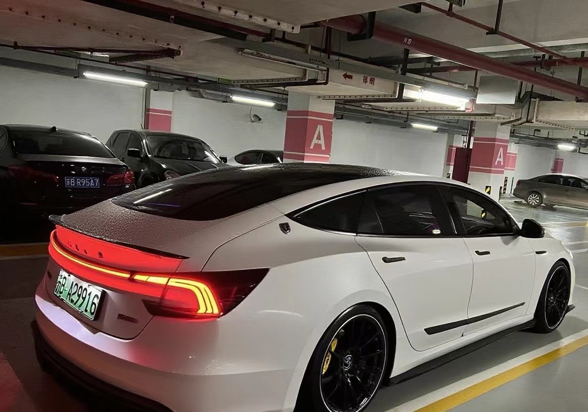 #最帅焕新model 3
20寸大轮毂。前轮 275/35R20，后轮295/30R20。
贯穿尾灯，全套包围。