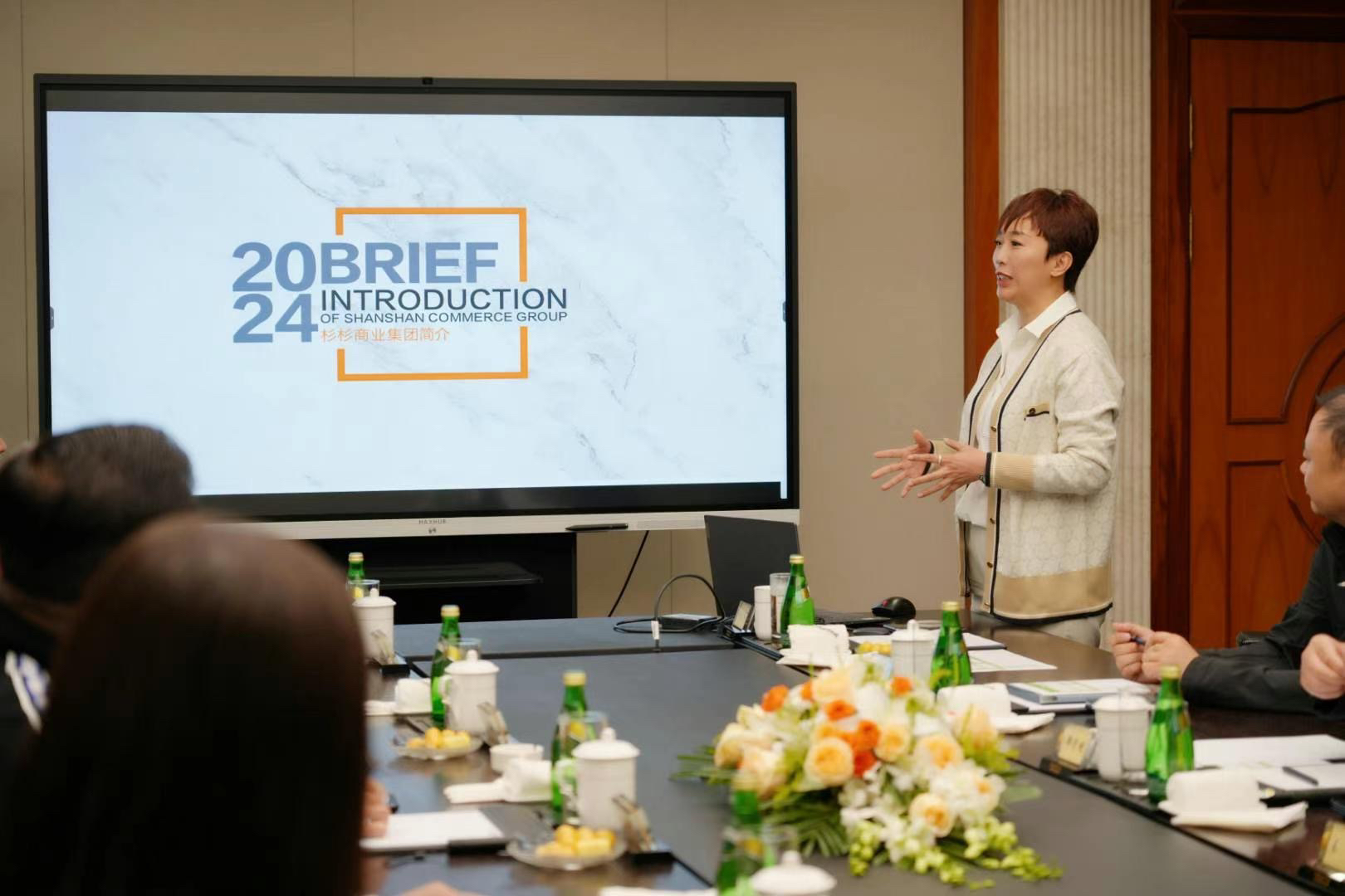 李宁品牌创始人、集团董事长、非凡领越集团董事长李宁先生带队访问杉杉商业集团董事长郑学明先生及管理团队。携旗下李宁、Clarks、Bossini.X、Haglofs 多品牌共商发展，开启2025战略合作新篇章。