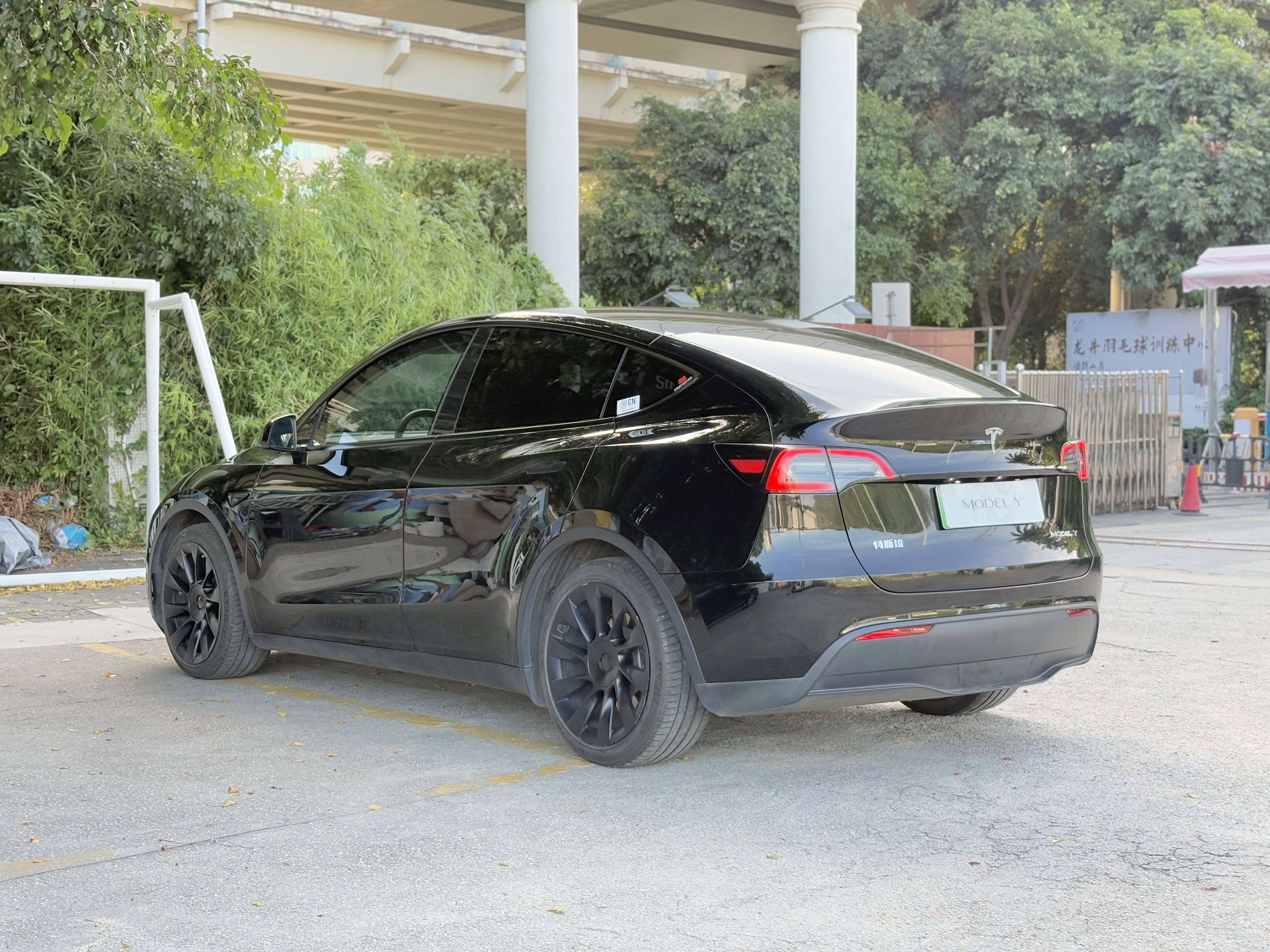 2022款  MODEL Y 后轮驱动版
上牌: 2022-03
里程: 5.4公里
配置: 60kWh磷酸铁锂电池（94%健康度）
续航: 554公里
选装: 20寸轮毂
​状态: 一手原版车况
2022 TESLA MODEL Y STANDARD