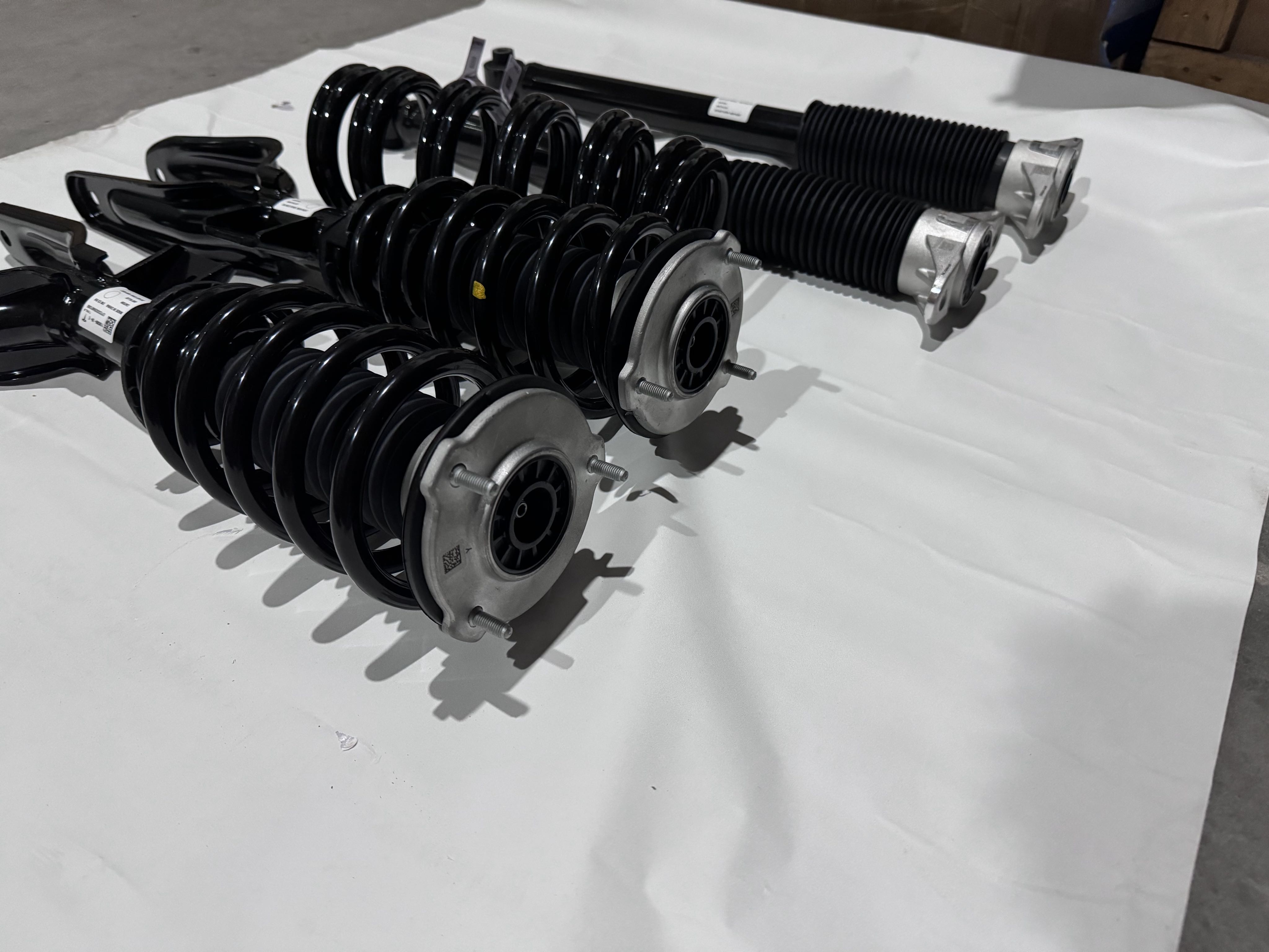 特斯拉焕新3原厂减震#tesla #装修Model3用车指南 
舒适性的提升
操控性的保留
性价比的选择