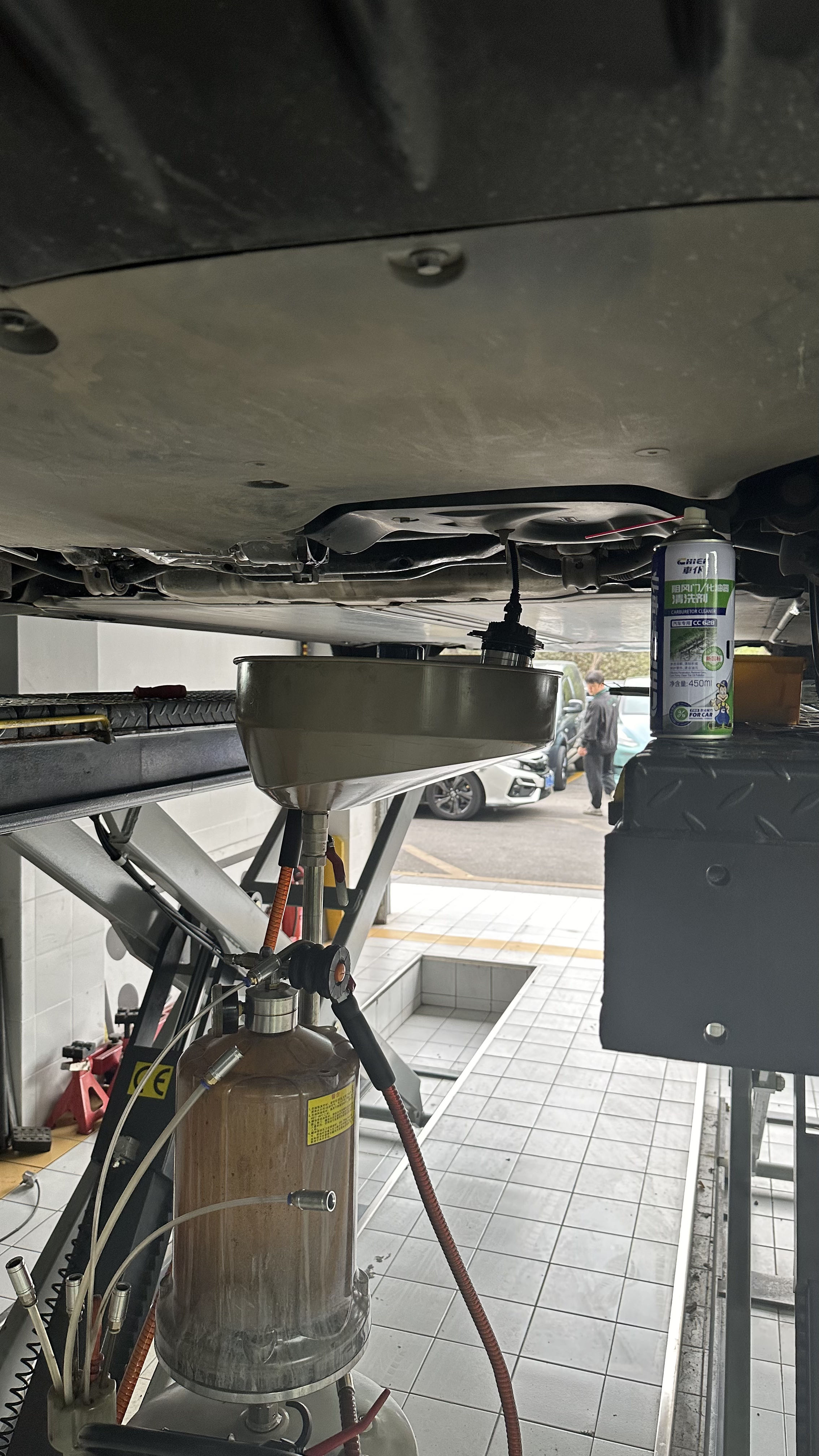 特斯拉modelY 45000公里大保养，更换电机齿轮油（采埃孚EVH），电机油格可换可不换，看个人追求。放出来的油很黑还有铁屑。虽然官方手册上写的不用换，但出了质保之后就不好说了。（讲个笑话，宝马变速箱保养写的免维护实际上10万公里直接换变速箱总成）#每天一个用车知识