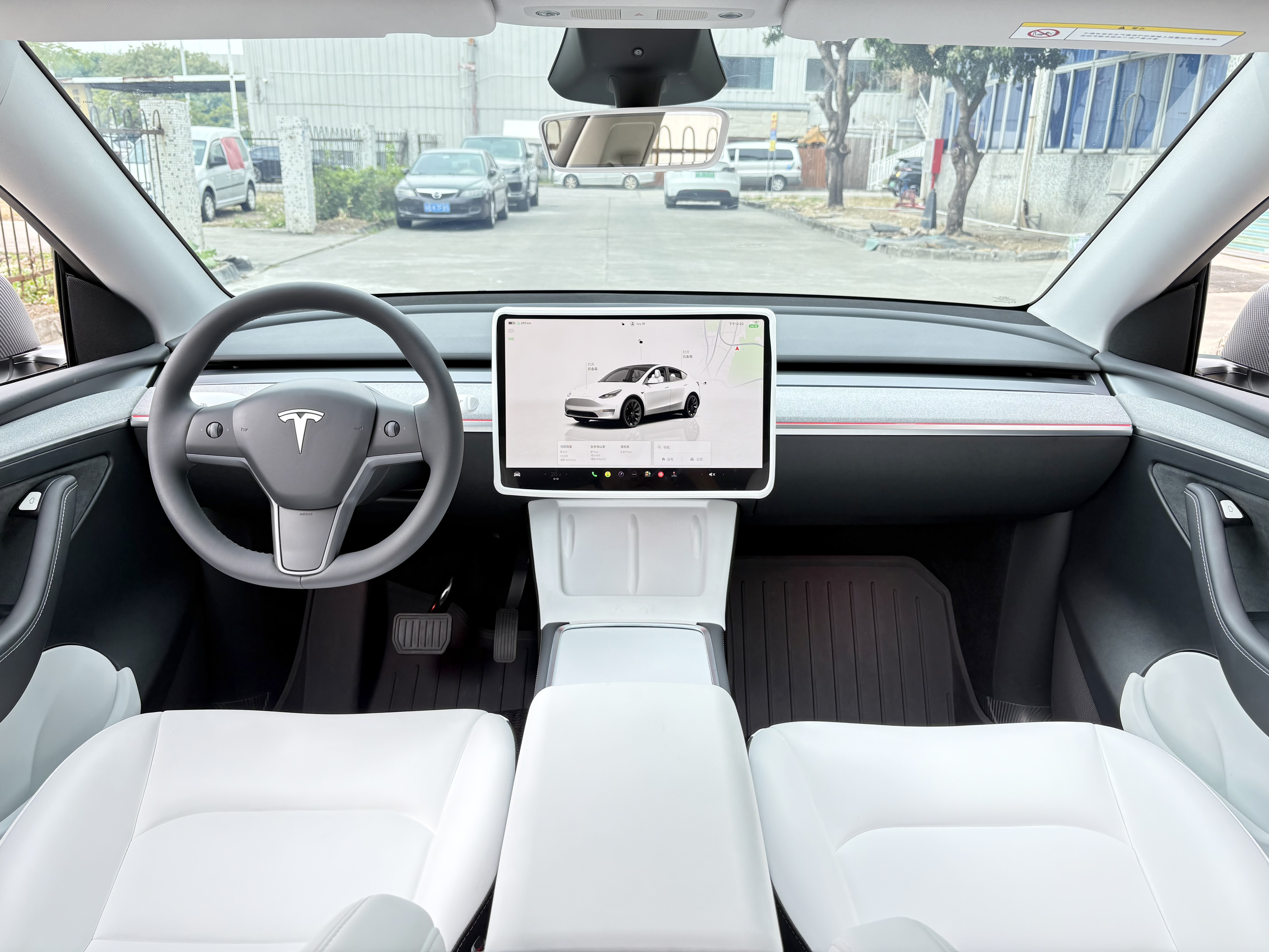 2024款 MODEL Y 长续航全驱版
​出厂: 2024-11
上牌: 2024-12
里程: 1400公里
续航: 688KM
配置：78.4kWh三元锂电池
选配：珍珠白外漆 黑白内饰 20寸轮毂
加装：四门前机盖电吸  氛围灯
状态：一手原版原漆准新车况
2024 Tesla Model Y LongRange