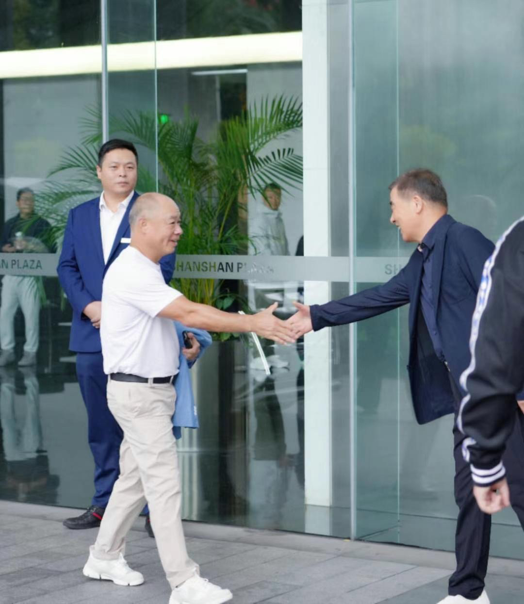 李宁品牌创始人、集团董事长、非凡领越集团董事长李宁先生带队访问杉杉商业集团董事长郑学明先生及管理团队。携旗下李宁、Clarks、Bossini.X、Haglofs 多品牌共商发展，开启2025战略合作新篇章。