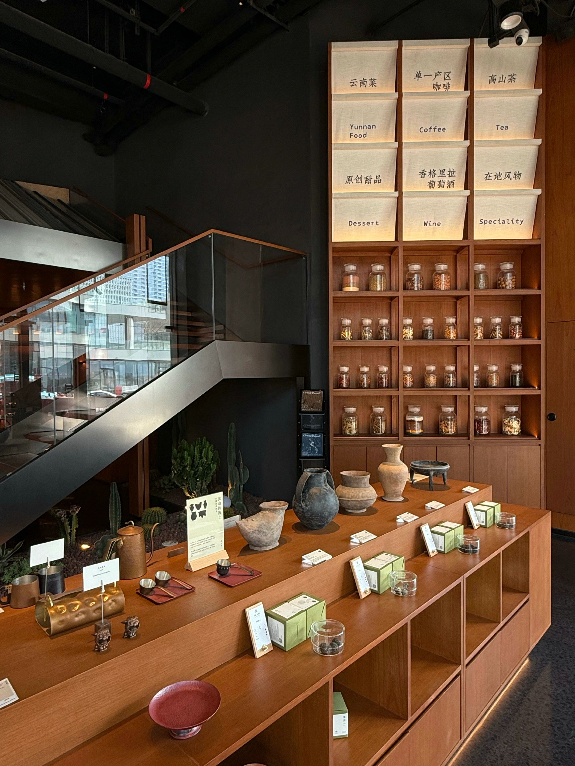 近期发现深圳有意思的18家氛围感小店（合集） 哈喽！我是小筑！
你们蕞爱的深圳合集又来喽！
这一篇是我近期超爱的18家氛围感小店
记得收藏起来慢慢逛！！
-
P1 负海拔台所（🚇南光站B2）
P2 甜椒草堂 （🚇长龙站）
P3 椿山咖啡 （🚇坪洲B）
P4 予间UJOIN （🚇华侨城A）
P5 booboo 熟成牛排（🚇后海E2）
P6 元古雲境（🚇后海M）
P7 半山腰（🚇后海M）
P8 汲壤 Teæcologist （🚇华侨城转的士）
P9 notata shortcakes（🚇侨城北D）
P10 tpd 甜品店（🚇冬瓜岭）
P11  小林叔叔的家（🚇华侨城）
P12 平静角落coffee（🚇华侨城）
P13 岑峦·山野板扎（🚇鹿丹村站C）
P14 365日 （🚇水湾D）
P15 Chirimiri gelato&wine （🚇下梅林A）
P16 山札（🚇八卦岭B）
P17 念念咖啡馆  （🚇通新岭C）
P18 塑金 （🚇中山公园D）
-
#深圳探店 #深圳新店
#来拍照了 #可以呆一下午的小店
@土拨薯  @本地薯  @城市情报官
#周末探到的好店 @超短发小筑