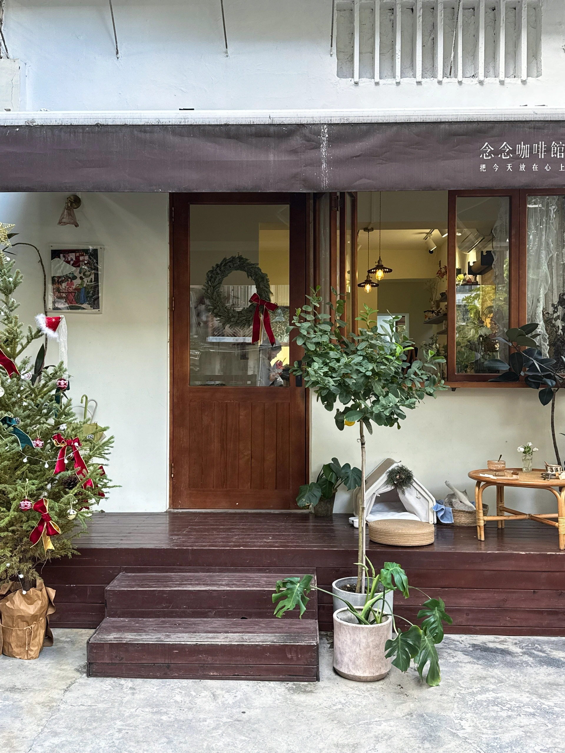 近期发现深圳有意思的18家氛围感小店（合集） 哈喽！我是小筑！
你们蕞爱的深圳合集又来喽！
这一篇是我近期超爱的18家氛围感小店
记得收藏起来慢慢逛！！
-
P1 负海拔台所（🚇南光站B2）
P2 甜椒草堂 （🚇长龙站）
P3 椿山咖啡 （🚇坪洲B）
P4 予间UJOIN （🚇华侨城A）
P5 booboo 熟成牛排（🚇后海E2）
P6 元古雲境（🚇后海M）
P7 半山腰（🚇后海M）
P8 汲壤 Teæcologist （🚇华侨城转的士）
P9 notata shortcakes（🚇侨城北D）
P10 tpd 甜品店（🚇冬瓜岭）
P11  小林叔叔的家（🚇华侨城）
P12 平静角落coffee（🚇华侨城）
P13 岑峦·山野板扎（🚇鹿丹村站C）
P14 365日 （🚇水湾D）
P15 Chirimiri gelato&wine （🚇下梅林A）
P16 山札（🚇八卦岭B）
P17 念念咖啡馆  （🚇通新岭C）
P18 塑金 （🚇中山公园D）
-
#深圳探店 #深圳新店
#来拍照了 #可以呆一下午的小店
@土拨薯  @本地薯  @城市情报官
#周末探到的好店 @超短发小筑