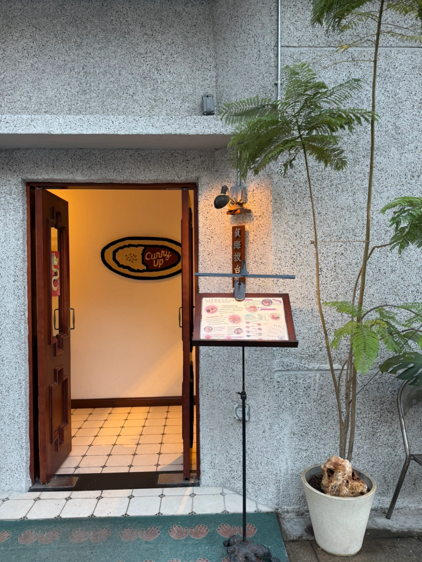 近期发现深圳有意思的18家氛围感小店（合集） 哈喽！我是小筑！
你们蕞爱的深圳合集又来喽！
这一篇是我近期超爱的18家氛围感小店
记得收藏起来慢慢逛！！
-
P1 负海拔台所（🚇南光站B2）
P2 甜椒草堂 （🚇长龙站）
P3 椿山咖啡 （🚇坪洲B）
P4 予间UJOIN （🚇华侨城A）
P5 booboo 熟成牛排（🚇后海E2）
P6 元古雲境（🚇后海M）
P7 半山腰（🚇后海M）
P8 汲壤 Teæcologist （🚇华侨城转的士）
P9 notata shortcakes（🚇侨城北D）
P10 tpd 甜品店（🚇冬瓜岭）
P11  小林叔叔的家（🚇华侨城）
P12 平静角落coffee（🚇华侨城）
P13 岑峦·山野板扎（🚇鹿丹村站C）
P14 365日 （🚇水湾D）
P15 Chirimiri gelato&wine （🚇下梅林A）
P16 山札（🚇八卦岭B）
P17 念念咖啡馆  （🚇通新岭C）
P18 塑金 （🚇中山公园D）
-
#深圳探店 #深圳新店
#来拍照了 #可以呆一下午的小店
@土拨薯  @本地薯  @城市情报官
#周末探到的好店 @超短发小筑