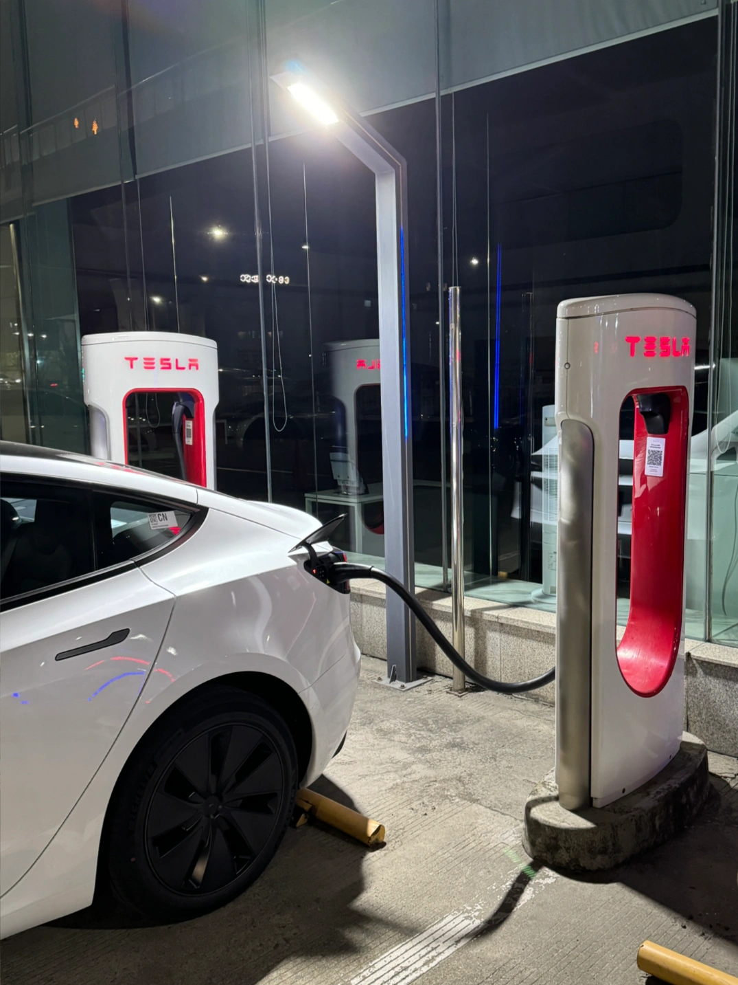 特斯拉女车主提车四个月啦🚗 ✨2024年9月份提车 裸车价23.19w➕8000车漆 保险8k 延保7k 置换补贴1w5
✨开了2000➕公里 几乎每次都是去特斯拉超冲充电 一个月三次左右 表显续航依旧是438✌🏻
✨喜欢毛坯内饰 所以只购入了必备的头枕 脚垫 中控储物盒和香薰
纠结了好多头枕最后选了这个 好看又舒服 可以刚刚好把脑袋拖起来 本颈椎病星人找到了救星🥺
✨屏幕换挡和按键转向灯习惯之后真的一点也不鸡肋 姐妹们一开始不适应的话可以在转向灯那边贴一个立体贴纸 这样就非常好区分啦！
	
#车内必备好物 #我的车真好看 #特斯拉 #特斯拉model3 #特别心动的车 @不算楠
