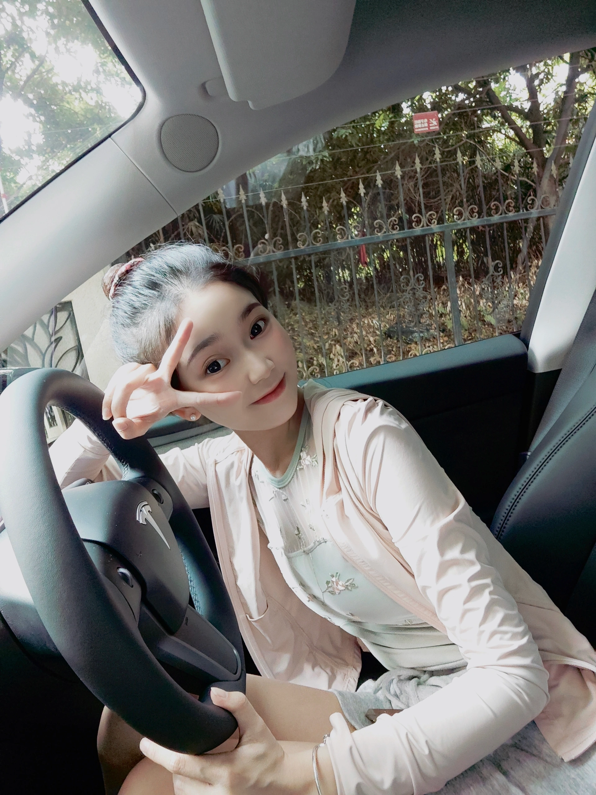 03女大提车特斯拉|用车真实感受分享 1⃣️外观上:
其实我更喜欢黑色,但今年除了星空灰,其他颜色都要再➕8000k,个人觉得没必要,不如自己去外面贴膜(贴自己喜欢的颜色)不过星空灰越看越喜欢,也很耐看。
2⃣️内饰上:
喜欢奔驰内饰的我,一直说不会买特斯拉的毛坯房,结果现在真香了。虽然女孩子都喜欢好看的内饰,但我想说,简简单单的内饰真的会越看越舒服!毛坯房也能慢慢装饰成自己喜欢的样子~
3⃣️驾驶感:
拿驾照三年了,平时开车很少,基本都是偶尔开开家里的油车,所以目前设置的都是油车模式,个人觉得是真的很好开,也很安全。
4⃣️空间感:
modely比model3空间更大!因为我从小就更喜欢坐suv所以毫不犹豫的选择了y,前后备箱特别能装!后备箱空间超级大,超级适合露营!!
5⃣️电费:
和油车相比,真的能省下好多💰!快充三四十分钟充满电也就二三十,一桶油加满要好几百,所以去哪里开车都不会心痛!晚上十一点之后充电会更cheap!一度电才五毛多,记得有一次只花了十多块,家里人都想换成电车了哈哈哈哈
6⃣️提车后必需品:
一定有脚垫!自己是去实体店做的全包脚垫(1880💰)既好看又起到了保护耐脏的作用。一定有后备箱垫!怕原车的毛毡材质脏了不好打理,所以选择了皮质的。提车前还入了一大堆东西,结果几乎全退了,只留下了杯口的贴贴(让车内瞬间了很多!不浮夸,还闪闪的,真的很喜欢!)还给logo加上了闪闪的贴贴,视觉感瞬间升级了!
#modely #真实使用感受 #03 #女大学生 #提车 #特斯拉 @花花.