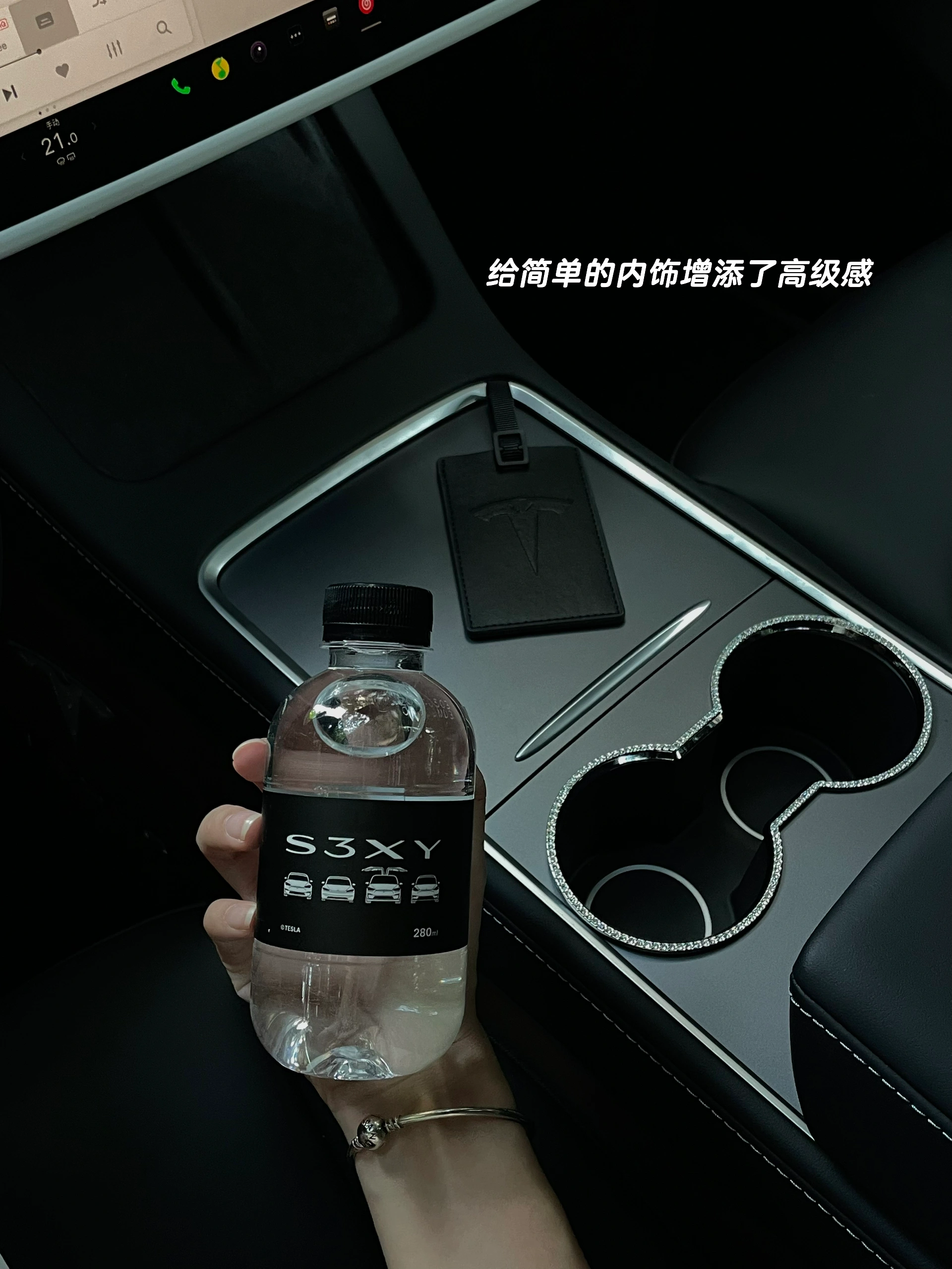 03女大提车特斯拉|用车真实感受分享 1⃣️外观上:
其实我更喜欢黑色,但今年除了星空灰,其他颜色都要再➕8000k,个人觉得没必要,不如自己去外面贴膜(贴自己喜欢的颜色)不过星空灰越看越喜欢,也很耐看。
2⃣️内饰上:
喜欢奔驰内饰的我,一直说不会买特斯拉的毛坯房,结果现在真香了。虽然女孩子都喜欢好看的内饰,但我想说,简简单单的内饰真的会越看越舒服!毛坯房也能慢慢装饰成自己喜欢的样子~
3⃣️驾驶感:
拿驾照三年了,平时开车很少,基本都是偶尔开开家里的油车,所以目前设置的都是油车模式,个人觉得是真的很好开,也很安全。
4⃣️空间感:
modely比model3空间更大!因为我从小就更喜欢坐suv所以毫不犹豫的选择了y,前后备箱特别能装!后备箱空间超级大,超级适合露营!!
5⃣️电费:
和油车相比,真的能省下好多💰!快充三四十分钟充满电也就二三十,一桶油加满要好几百,所以去哪里开车都不会心痛!晚上十一点之后充电会更cheap!一度电才五毛多,记得有一次只花了十多块,家里人都想换成电车了哈哈哈哈
6⃣️提车后必需品:
一定有脚垫!自己是去实体店做的全包脚垫(1880💰)既好看又起到了保护耐脏的作用。一定有后备箱垫!怕原车的毛毡材质脏了不好打理,所以选择了皮质的。提车前还入了一大堆东西,结果几乎全退了,只留下了杯口的贴贴(让车内瞬间了很多!不浮夸,还闪闪的,真的很喜欢!)还给logo加上了闪闪的贴贴,视觉感瞬间升级了!
#modely #真实使用感受 #03 #女大学生 #提车 #特斯拉 @花花.