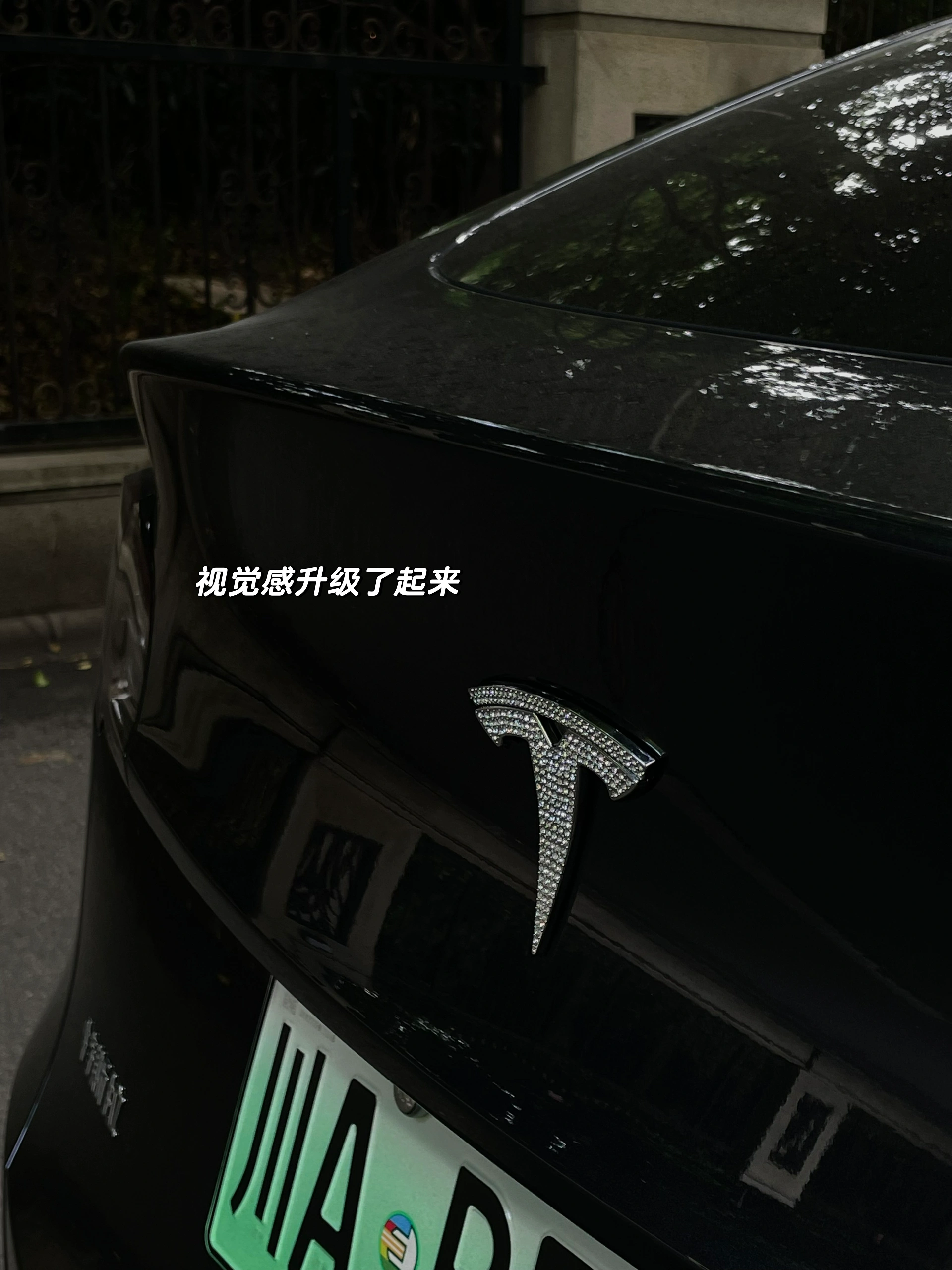 03女大提车特斯拉|用车真实感受分享 1⃣️外观上:
其实我更喜欢黑色,但今年除了星空灰,其他颜色都要再➕8000k,个人觉得没必要,不如自己去外面贴膜(贴自己喜欢的颜色)不过星空灰越看越喜欢,也很耐看。
2⃣️内饰上:
喜欢奔驰内饰的我,一直说不会买特斯拉的毛坯房,结果现在真香了。虽然女孩子都喜欢好看的内饰,但我想说,简简单单的内饰真的会越看越舒服!毛坯房也能慢慢装饰成自己喜欢的样子~
3⃣️驾驶感:
拿驾照三年了,平时开车很少,基本都是偶尔开开家里的油车,所以目前设置的都是油车模式,个人觉得是真的很好开,也很安全。
4⃣️空间感:
modely比model3空间更大!因为我从小就更喜欢坐suv所以毫不犹豫的选择了y,前后备箱特别能装!后备箱空间超级大,超级适合露营!!
5⃣️电费:
和油车相比,真的能省下好多💰!快充三四十分钟充满电也就二三十,一桶油加满要好几百,所以去哪里开车都不会心痛!晚上十一点之后充电会更cheap!一度电才五毛多,记得有一次只花了十多块,家里人都想换成电车了哈哈哈哈
6⃣️提车后必需品:
一定有脚垫!自己是去实体店做的全包脚垫(1880💰)既好看又起到了保护耐脏的作用。一定有后备箱垫!怕原车的毛毡材质脏了不好打理,所以选择了皮质的。提车前还入了一大堆东西,结果几乎全退了,只留下了杯口的贴贴(让车内瞬间了很多!不浮夸,还闪闪的,真的很喜欢!)还给logo加上了闪闪的贴贴,视觉感瞬间升级了!
#modely #真实使用感受 #03 #女大学生 #提车 #特斯拉 @花花.