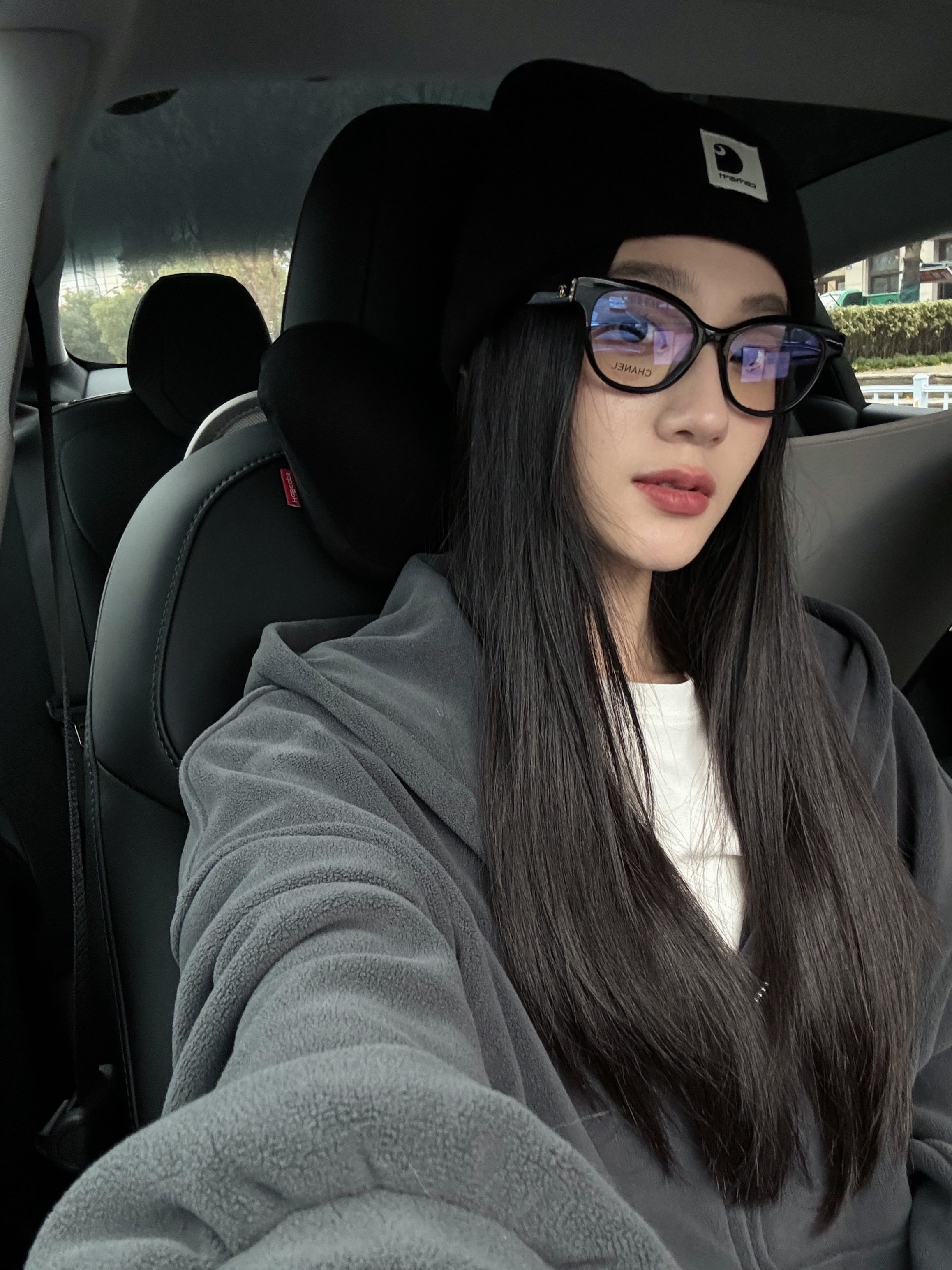 特斯拉女车主提车四个月啦🚗 ✨2024年9月份提车 裸车价23.19w➕8000车漆 保险8k 延保7k 置换补贴1w5
✨开了2000➕公里 几乎每次都是去特斯拉超冲充电 一个月三次左右 表显续航依旧是438✌🏻
✨喜欢毛坯内饰 所以只购入了必备的头枕 脚垫 中控储物盒和香薰
纠结了好多头枕最后选了这个 好看又舒服 可以刚刚好把脑袋拖起来 本颈椎病星人找到了救星🥺
✨屏幕换挡和按键转向灯习惯之后真的一点也不鸡肋 姐妹们一开始不适应的话可以在转向灯那边贴一个立体贴纸 这样就非常好区分啦！
	
#车内必备好物 #我的车真好看 #特斯拉 #特斯拉model3 #特别心动的车 @不算楠