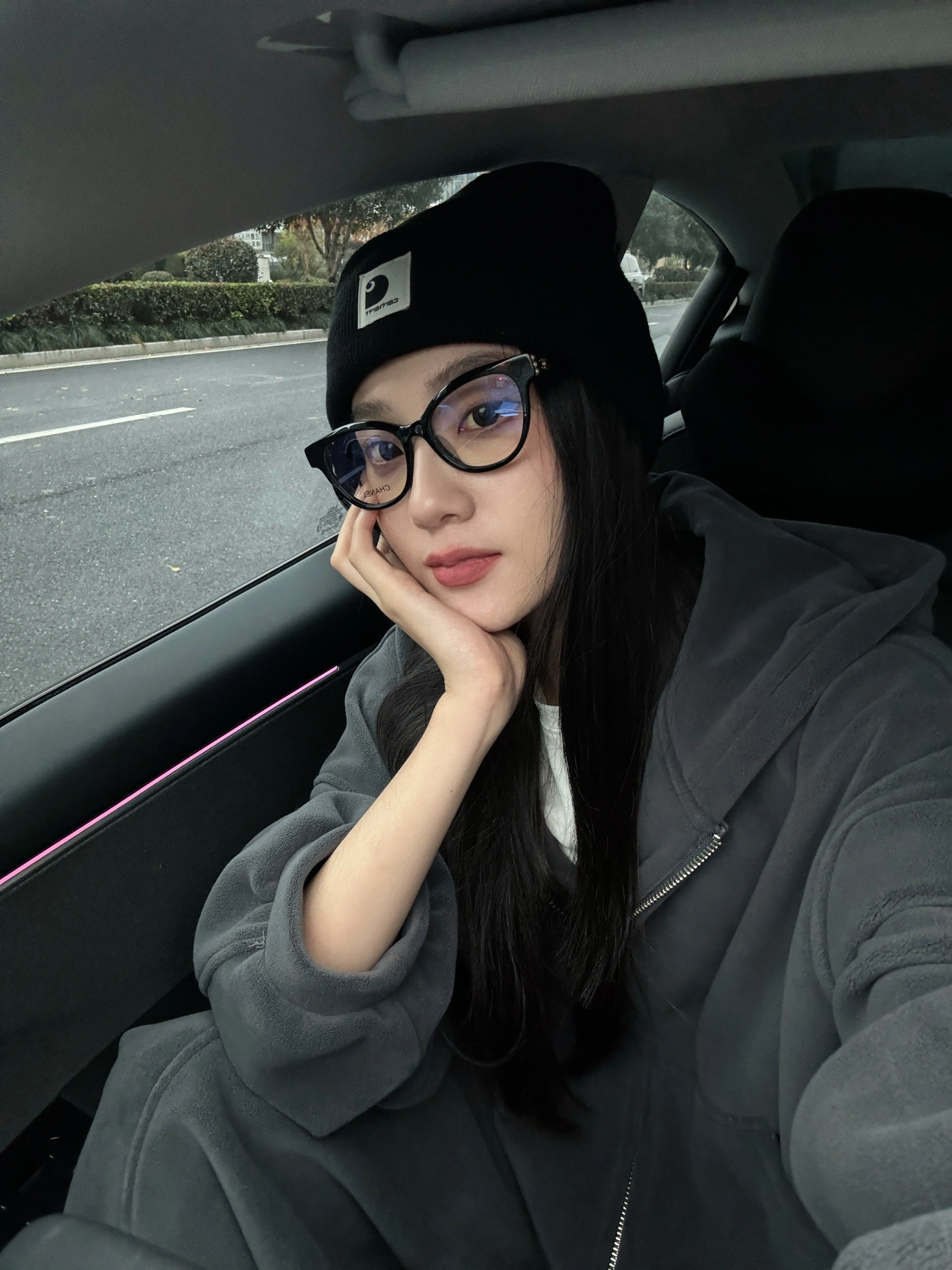 特斯拉女车主提车四个月啦🚗 ✨2024年9月份提车 裸车价23.19w➕8000车漆 保险8k 延保7k 置换补贴1w5
✨开了2000➕公里 几乎每次都是去特斯拉超冲充电 一个月三次左右 表显续航依旧是438✌🏻
✨喜欢毛坯内饰 所以只购入了必备的头枕 脚垫 中控储物盒和香薰
纠结了好多头枕最后选了这个 好看又舒服 可以刚刚好把脑袋拖起来 本颈椎病星人找到了救星🥺
✨屏幕换挡和按键转向灯习惯之后真的一点也不鸡肋 姐妹们一开始不适应的话可以在转向灯那边贴一个立体贴纸 这样就非常好区分啦！
	
#车内必备好物 #我的车真好看 #特斯拉 #特斯拉model3 #特别心动的车 @不算楠