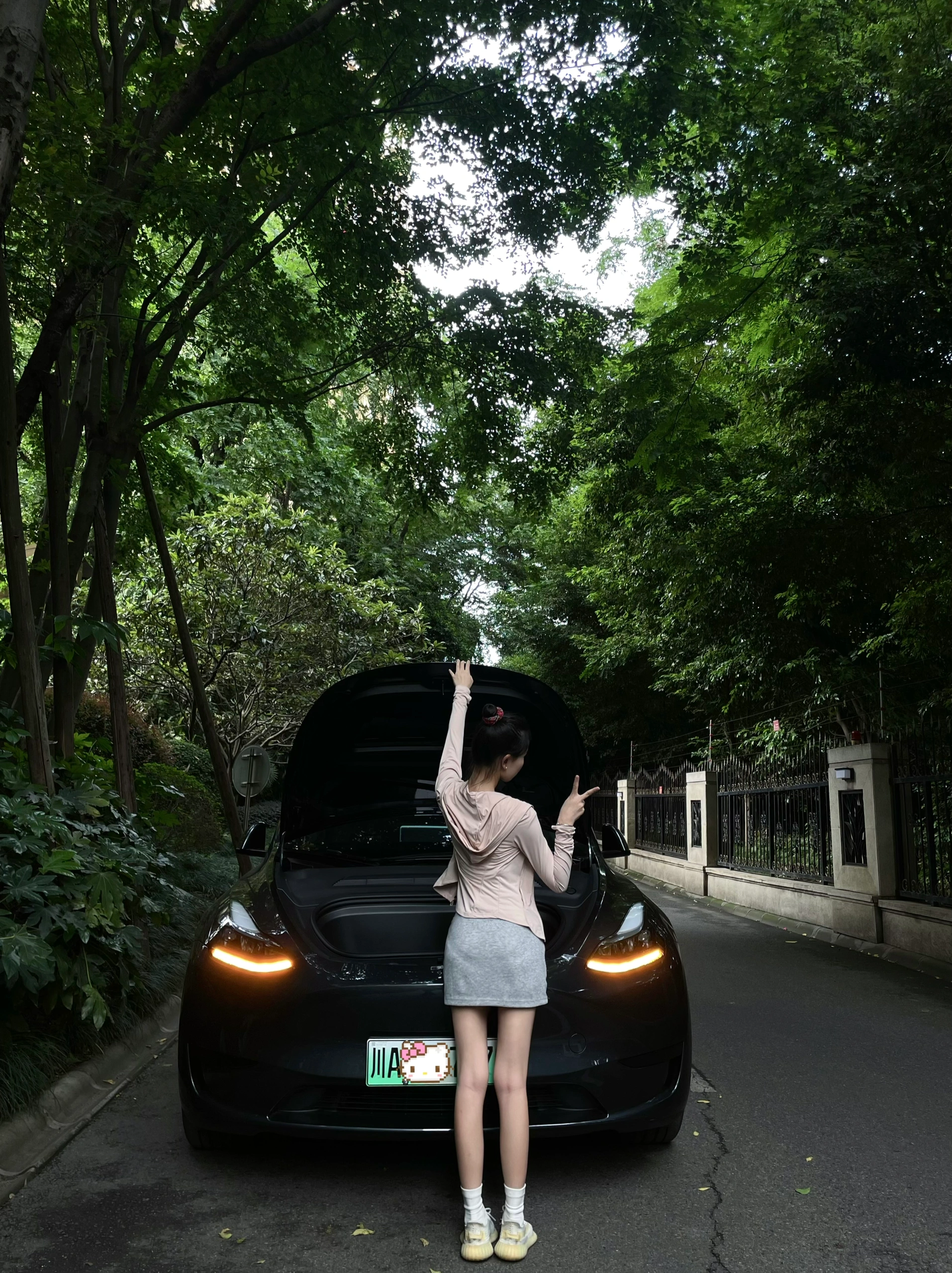 03女大提车特斯拉|用车真实感受分享 1⃣️外观上:
其实我更喜欢黑色,但今年除了星空灰,其他颜色都要再➕8000k,个人觉得没必要,不如自己去外面贴膜(贴自己喜欢的颜色)不过星空灰越看越喜欢,也很耐看。
2⃣️内饰上:
喜欢奔驰内饰的我,一直说不会买特斯拉的毛坯房,结果现在真香了。虽然女孩子都喜欢好看的内饰,但我想说,简简单单的内饰真的会越看越舒服!毛坯房也能慢慢装饰成自己喜欢的样子~
3⃣️驾驶感:
拿驾照三年了,平时开车很少,基本都是偶尔开开家里的油车,所以目前设置的都是油车模式,个人觉得是真的很好开,也很安全。
4⃣️空间感:
modely比model3空间更大!因为我从小就更喜欢坐suv所以毫不犹豫的选择了y,前后备箱特别能装!后备箱空间超级大,超级适合露营!!
5⃣️电费:
和油车相比,真的能省下好多💰!快充三四十分钟充满电也就二三十,一桶油加满要好几百,所以去哪里开车都不会心痛!晚上十一点之后充电会更cheap!一度电才五毛多,记得有一次只花了十多块,家里人都想换成电车了哈哈哈哈
6⃣️提车后必需品:
一定有脚垫!自己是去实体店做的全包脚垫(1880💰)既好看又起到了保护耐脏的作用。一定有后备箱垫!怕原车的毛毡材质脏了不好打理,所以选择了皮质的。提车前还入了一大堆东西,结果几乎全退了,只留下了杯口的贴贴(让车内瞬间了很多!不浮夸,还闪闪的,真的很喜欢!)还给logo加上了闪闪的贴贴,视觉感瞬间升级了!
#modely #真实使用感受 #03 #女大学生 #提车 #特斯拉 @花花.