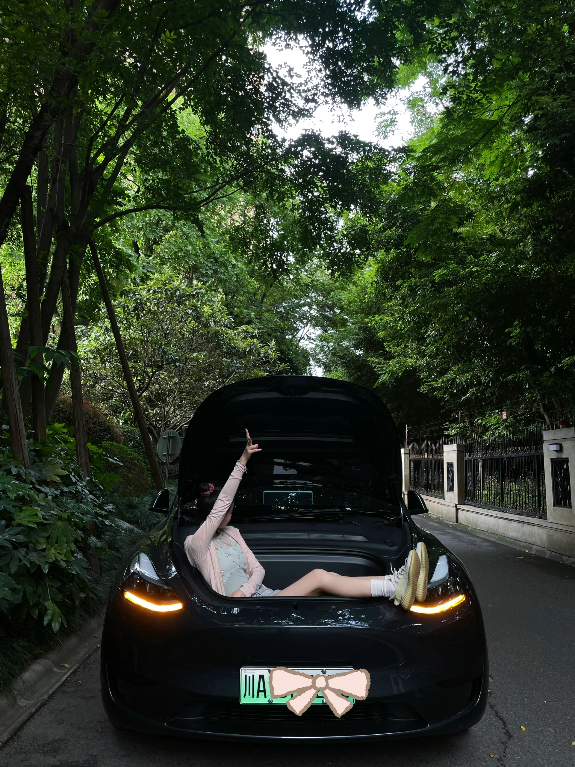 03女大提车特斯拉|用车真实感受分享 1⃣️外观上:
其实我更喜欢黑色,但今年除了星空灰,其他颜色都要再➕8000k,个人觉得没必要,不如自己去外面贴膜(贴自己喜欢的颜色)不过星空灰越看越喜欢,也很耐看。
2⃣️内饰上:
喜欢奔驰内饰的我,一直说不会买特斯拉的毛坯房,结果现在真香了。虽然女孩子都喜欢好看的内饰,但我想说,简简单单的内饰真的会越看越舒服!毛坯房也能慢慢装饰成自己喜欢的样子~
3⃣️驾驶感:
拿驾照三年了,平时开车很少,基本都是偶尔开开家里的油车,所以目前设置的都是油车模式,个人觉得是真的很好开,也很安全。
4⃣️空间感:
modely比model3空间更大!因为我从小就更喜欢坐suv所以毫不犹豫的选择了y,前后备箱特别能装!后备箱空间超级大,超级适合露营!!
5⃣️电费:
和油车相比,真的能省下好多💰!快充三四十分钟充满电也就二三十,一桶油加满要好几百,所以去哪里开车都不会心痛!晚上十一点之后充电会更cheap!一度电才五毛多,记得有一次只花了十多块,家里人都想换成电车了哈哈哈哈
6⃣️提车后必需品:
一定有脚垫!自己是去实体店做的全包脚垫(1880💰)既好看又起到了保护耐脏的作用。一定有后备箱垫!怕原车的毛毡材质脏了不好打理,所以选择了皮质的。提车前还入了一大堆东西,结果几乎全退了,只留下了杯口的贴贴(让车内瞬间了很多!不浮夸,还闪闪的,真的很喜欢!)还给logo加上了闪闪的贴贴,视觉感瞬间升级了!
#modely #真实使用感受 #03 #女大学生 #提车 #特斯拉 @花花.