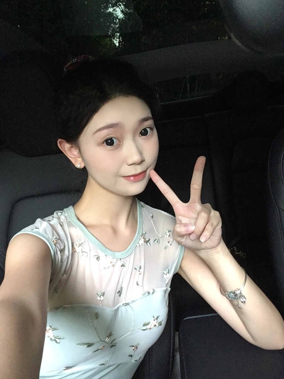 03女大提车特斯拉|用车真实感受分享 1⃣️外观上:
其实我更喜欢黑色,但今年除了星空灰,其他颜色都要再➕8000k,个人觉得没必要,不如自己去外面贴膜(贴自己喜欢的颜色)不过星空灰越看越喜欢,也很耐看。
2⃣️内饰上:
喜欢奔驰内饰的我,一直说不会买特斯拉的毛坯房,结果现在真香了。虽然女孩子都喜欢好看的内饰,但我想说,简简单单的内饰真的会越看越舒服!毛坯房也能慢慢装饰成自己喜欢的样子~
3⃣️驾驶感:
拿驾照三年了,平时开车很少,基本都是偶尔开开家里的油车,所以目前设置的都是油车模式,个人觉得是真的很好开,也很安全。
4⃣️空间感:
modely比model3空间更大!因为我从小就更喜欢坐suv所以毫不犹豫的选择了y,前后备箱特别能装!后备箱空间超级大,超级适合露营!!
5⃣️电费:
和油车相比,真的能省下好多💰!快充三四十分钟充满电也就二三十,一桶油加满要好几百,所以去哪里开车都不会心痛!晚上十一点之后充电会更cheap!一度电才五毛多,记得有一次只花了十多块,家里人都想换成电车了哈哈哈哈
6⃣️提车后必需品:
一定有脚垫!自己是去实体店做的全包脚垫(1880💰)既好看又起到了保护耐脏的作用。一定有后备箱垫!怕原车的毛毡材质脏了不好打理,所以选择了皮质的。提车前还入了一大堆东西,结果几乎全退了,只留下了杯口的贴贴(让车内瞬间了很多!不浮夸,还闪闪的,真的很喜欢!)还给logo加上了闪闪的贴贴,视觉感瞬间升级了!
#modely #真实使用感受 #03 #女大学生 #提车 #特斯拉 @花花.