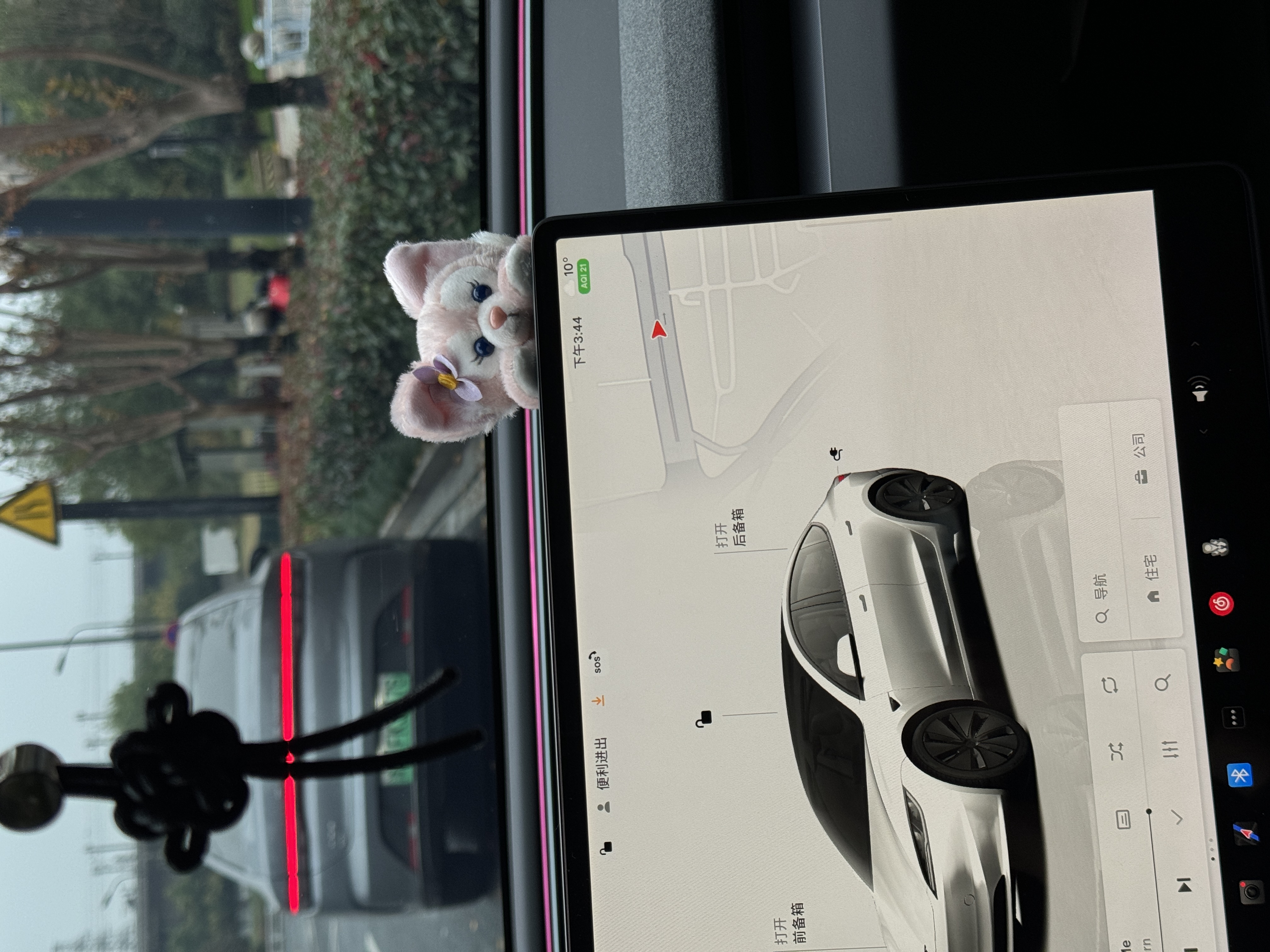 特斯拉女车主提车四个月啦🚗 ✨2024年9月份提车 裸车价23.19w➕8000车漆 保险8k 延保7k 置换补贴1w5
✨开了2000➕公里 几乎每次都是去特斯拉超冲充电 一个月三次左右 表显续航依旧是438✌🏻
✨喜欢毛坯内饰 所以只购入了必备的头枕 脚垫 中控储物盒和香薰
纠结了好多头枕最后选了这个 好看又舒服 可以刚刚好把脑袋拖起来 本颈椎病星人找到了救星🥺
✨屏幕换挡和按键转向灯习惯之后真的一点也不鸡肋 姐妹们一开始不适应的话可以在转向灯那边贴一个立体贴纸 这样就非常好区分啦！
	
#车内必备好物 #我的车真好看 #特斯拉 #特斯拉model3 #特别心动的车 @不算楠
