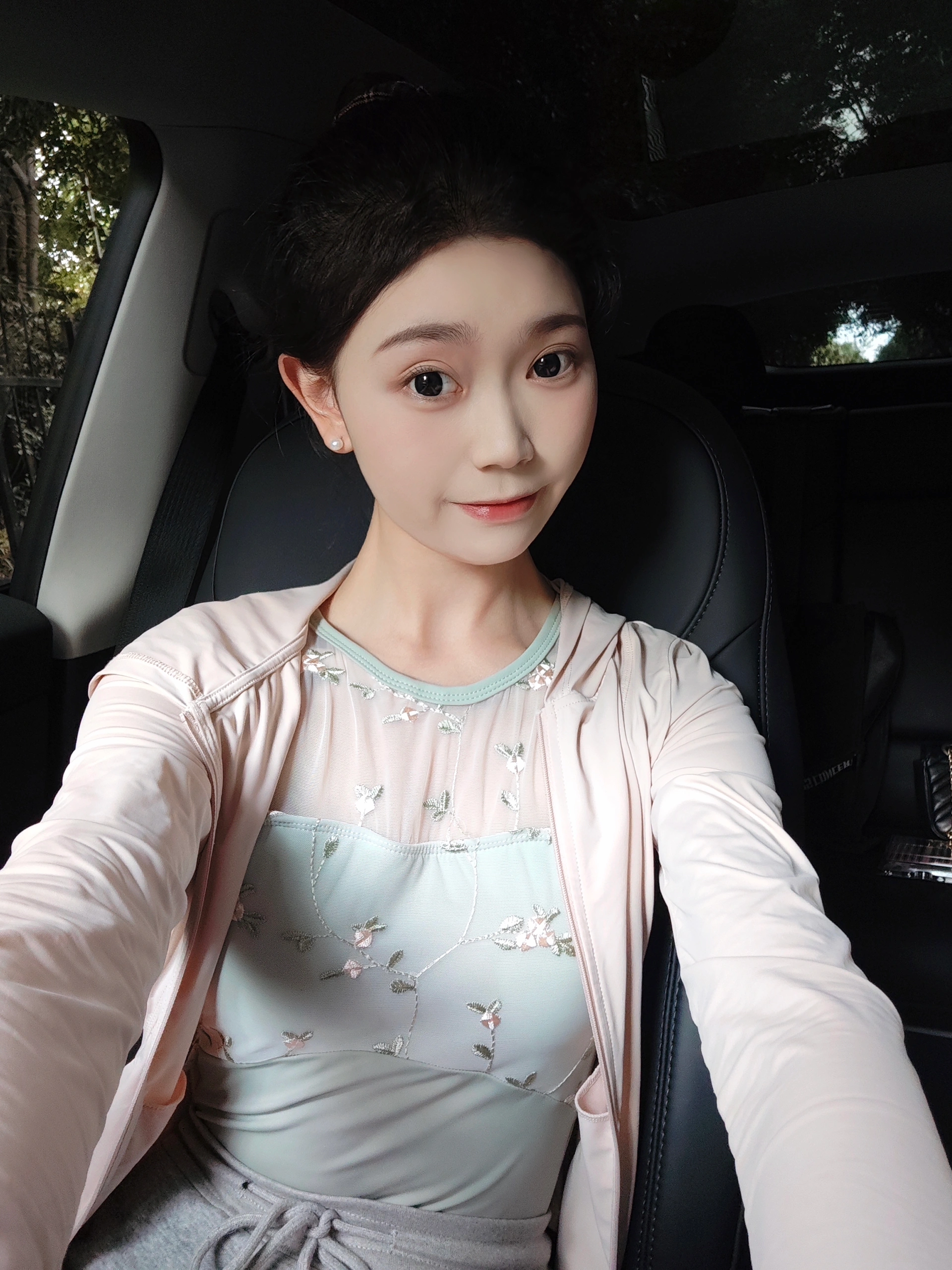 03女大提车特斯拉|用车真实感受分享 1⃣️外观上:
其实我更喜欢黑色,但今年除了星空灰,其他颜色都要再➕8000k,个人觉得没必要,不如自己去外面贴膜(贴自己喜欢的颜色)不过星空灰越看越喜欢,也很耐看。
2⃣️内饰上:
喜欢奔驰内饰的我,一直说不会买特斯拉的毛坯房,结果现在真香了。虽然女孩子都喜欢好看的内饰,但我想说,简简单单的内饰真的会越看越舒服!毛坯房也能慢慢装饰成自己喜欢的样子~
3⃣️驾驶感:
拿驾照三年了,平时开车很少,基本都是偶尔开开家里的油车,所以目前设置的都是油车模式,个人觉得是真的很好开,也很安全。
4⃣️空间感:
modely比model3空间更大!因为我从小就更喜欢坐suv所以毫不犹豫的选择了y,前后备箱特别能装!后备箱空间超级大,超级适合露营!!
5⃣️电费:
和油车相比,真的能省下好多💰!快充三四十分钟充满电也就二三十,一桶油加满要好几百,所以去哪里开车都不会心痛!晚上十一点之后充电会更cheap!一度电才五毛多,记得有一次只花了十多块,家里人都想换成电车了哈哈哈哈
6⃣️提车后必需品:
一定有脚垫!自己是去实体店做的全包脚垫(1880💰)既好看又起到了保护耐脏的作用。一定有后备箱垫!怕原车的毛毡材质脏了不好打理,所以选择了皮质的。提车前还入了一大堆东西,结果几乎全退了,只留下了杯口的贴贴(让车内瞬间了很多!不浮夸,还闪闪的,真的很喜欢!)还给logo加上了闪闪的贴贴,视觉感瞬间升级了!
#modely #真实使用感受 #03 #女大学生 #提车 #特斯拉 @花花.