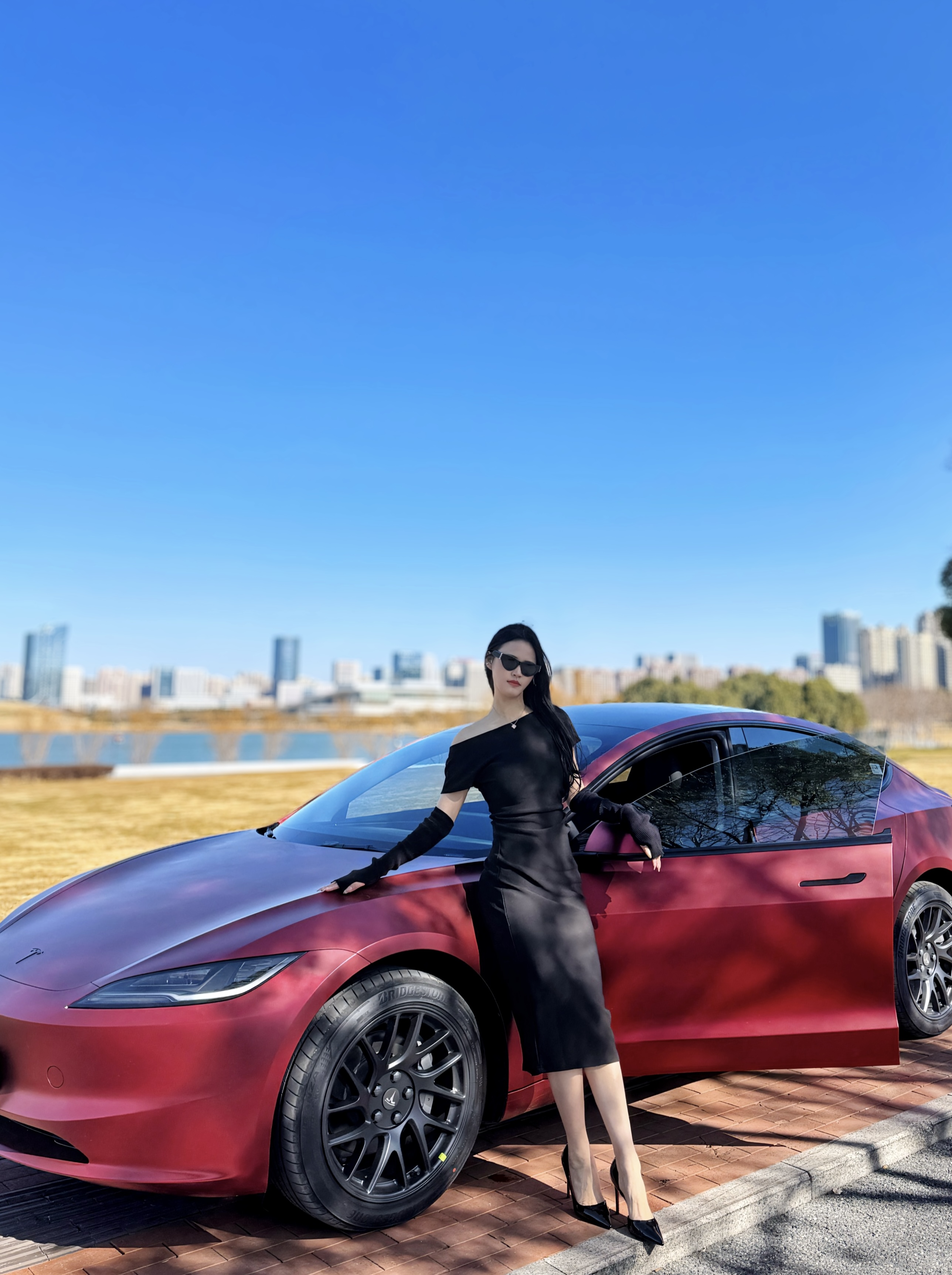 特斯拉丨女车主第一次改色经验全总结 图二图三——❤️新车纪念照
图四图五——🚗购车全流程
图六——🚘改色全流程
图七——💰所有消费清单和金额
图八图九——🟥自然光线下live图
图十——🌹强烈推荐的车前箱仪式感布置
Ps：用了几天的智驾（赠送的一个月），使用感很好，在纠结要不要多花这3w＋
#适合女孩子的车 #model3 #汽车改色贴膜 @有效字符小女孩