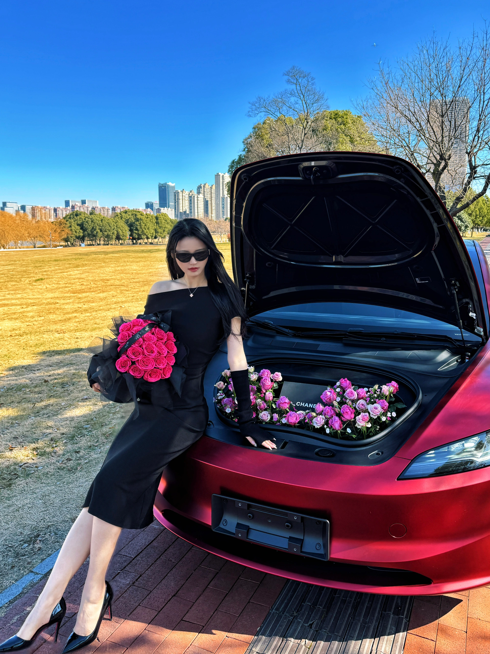 特斯拉丨女车主第一次改色经验全总结 图二图三——❤️新车纪念照
图四图五——🚗购车全流程
图六——🚘改色全流程
图七——💰所有消费清单和金额
图八图九——🟥自然光线下live图
图十——🌹强烈推荐的车前箱仪式感布置
Ps：用了几天的智驾（赠送的一个月），使用感很好，在纠结要不要多花这3w＋
#适合女孩子的车 #model3 #汽车改色贴膜 @有效字符小女孩